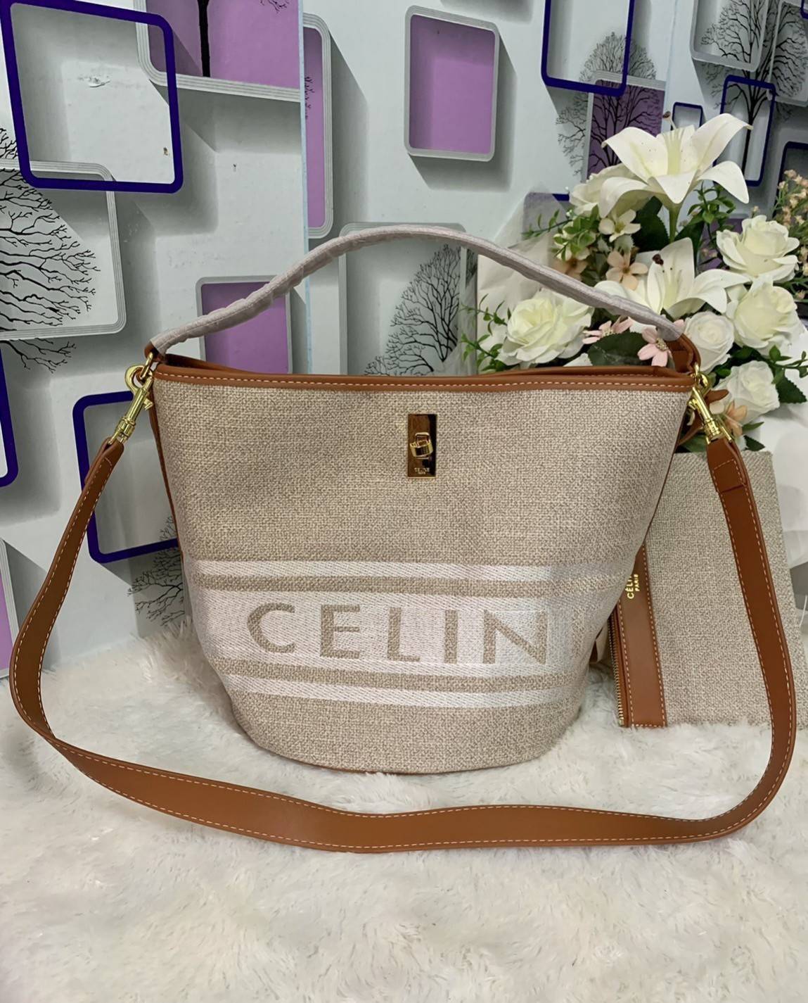 VIP 🥂 CELINE TEXTILE BUCKET BAG VIP / Celine Bucket Bag Beige / Tan วัสดุ Textile Canvas & CalfSkin ดีไซน์ทรง Bucket มาพร้อม Clutch ใบเล็กเข้าชุด ซื้อ 1 ได้ถึง 2 เป็นอีกหนึ่งรุ่นฮิตกันมาก งานสะไตล์วินเทจ ขนาดกำลังดี ผ้าเนื้อหนาค่ะ งานสวยตั้งอยู่ทร