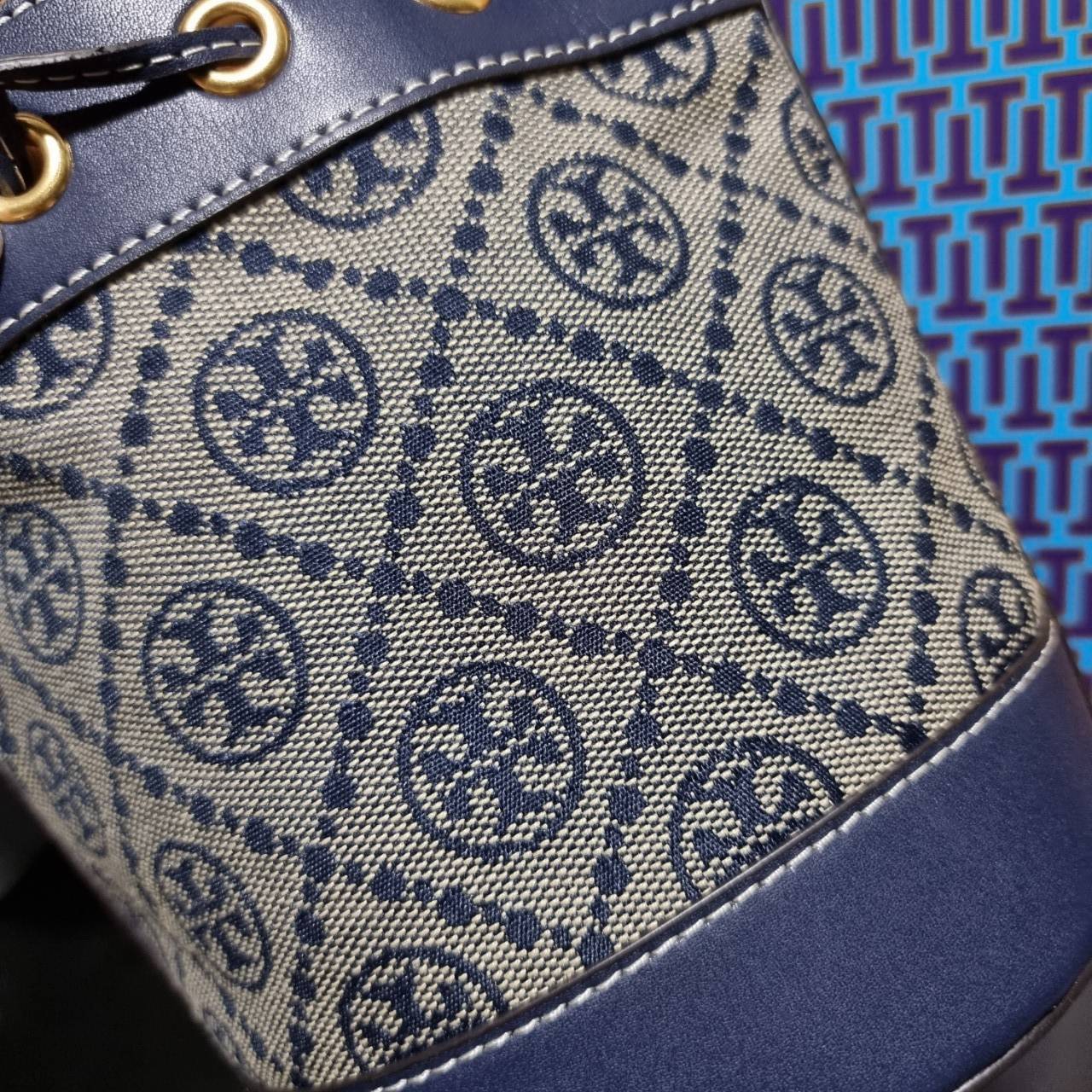 TORY BURCH T MONOGRAM JACQUARD MINI BUCKET BAG ที่สุดของรุ่นที่ตามหา!! ไอเท็มที่สาวๆเฝ้ารอ กระเป๋าบัคเก็ตทรงสวย ไซส์มินิ ที่ดาราเซเลปใช้กันมากมาย มาแล้วในราคาที่จับต้องได้
