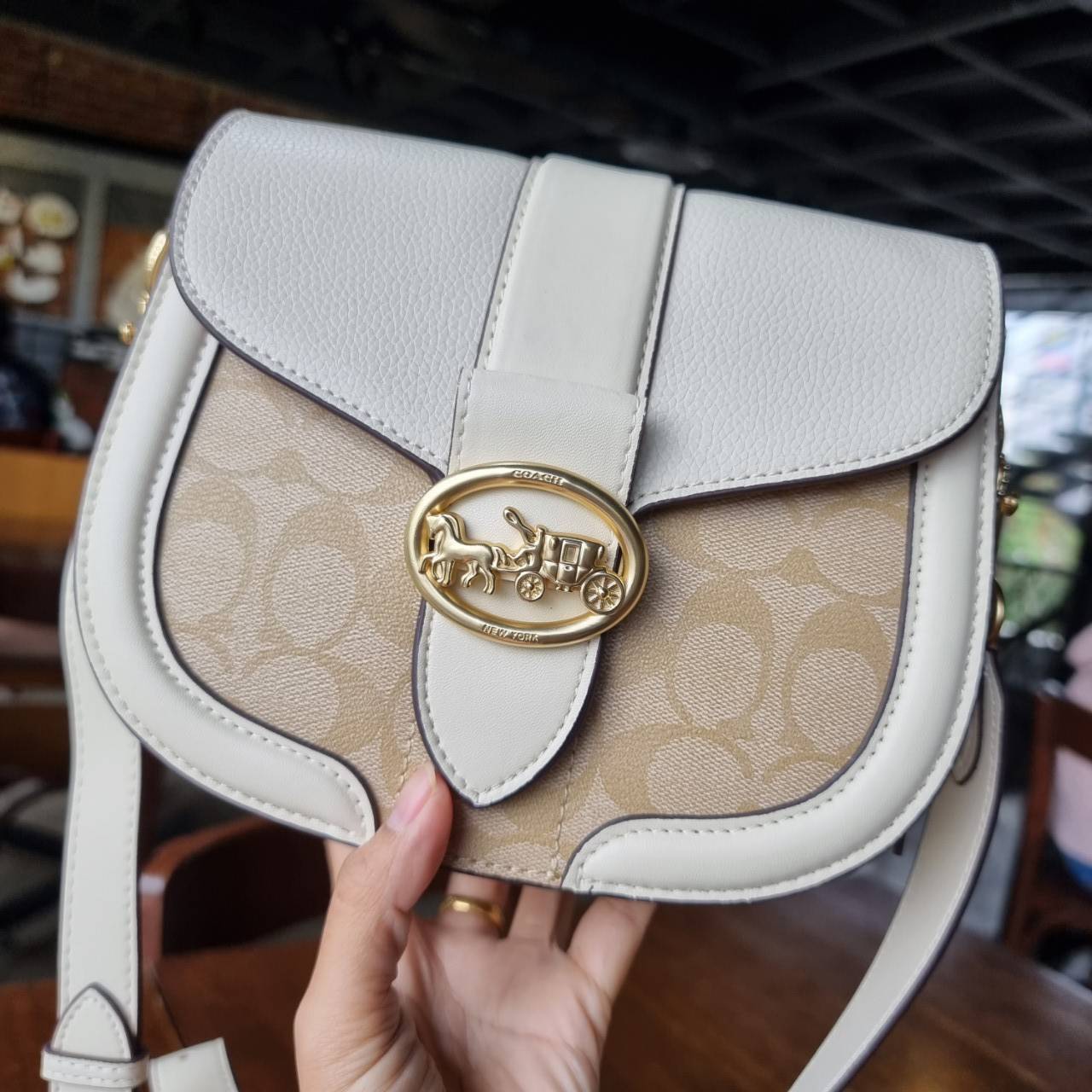 ของแท้ 💯% COACH C2806 GEORGIE SADDLE BAG IN SIGNATURE CANVAS ยกระดับความหรูให้กับตัวเองกันหน่อย ด้วยกระเป๋ารุ่นนี้!! ครอสบอดี้ที่ดีไซน์หรู อัพเลเวล ในราคาที่จับต้องได้ วัสดุหนังแคนวาสเคลือบสลับหนังเรียบและหนัง pepble หลากหลายในใบเดียว