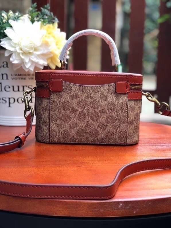 Coach Selena Trail Signature Bag กระเป๋าทรงกล่องใหม่ล่าสุด ภายในกว้าง ใส่ของได้จำนวนมาก มาพร้อมสายสะพายcrossbody ที่สามารถปรับระดับได้ ใครยังไม่มีห้ามพลาดแล้วนะคะ สามารถสะพายไปทำงาน หรือไปเที่ยวชิวๆเก๋ๆ