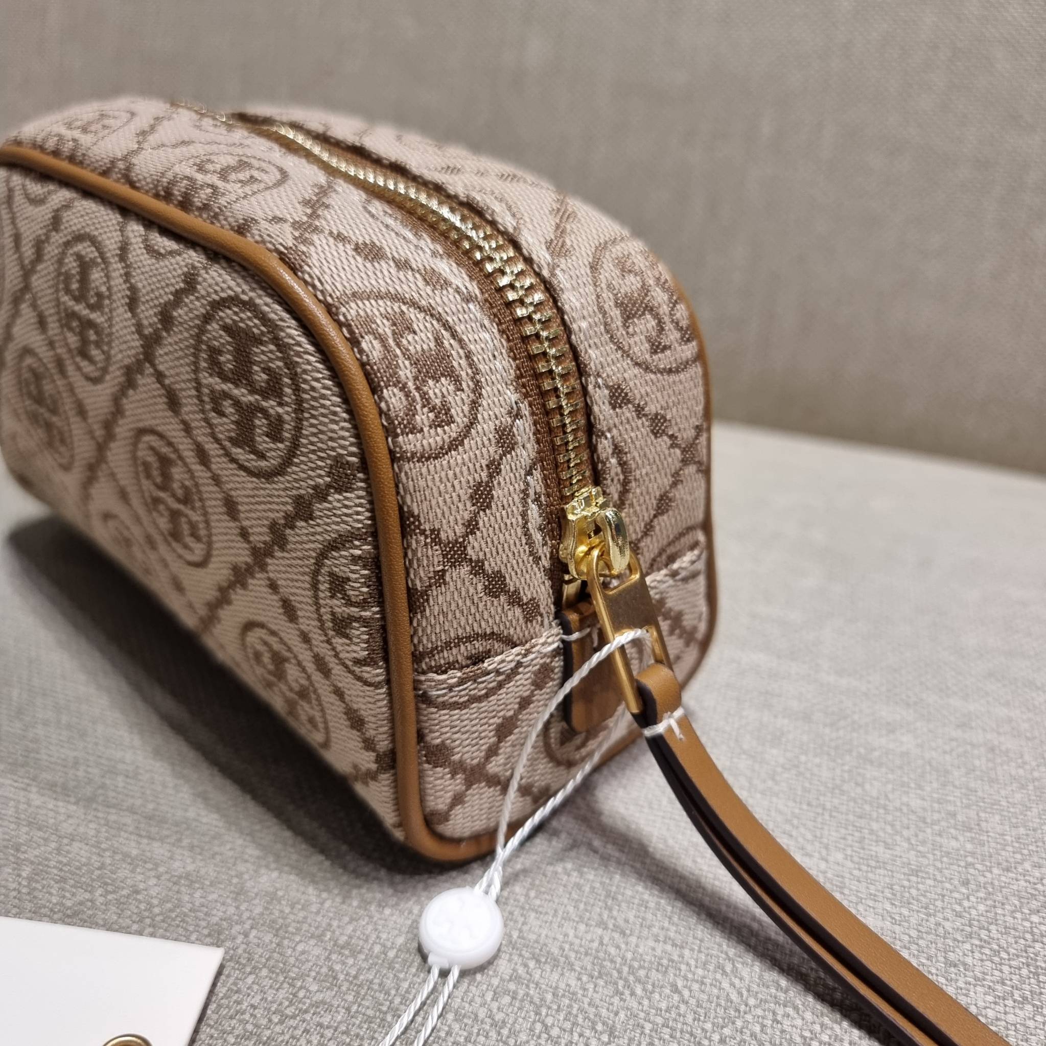 TORY BURCH T MONOGRAM JACQUARD MINI COSMETIC CASE ใหม่ล่าสุด กับกระเป๋าเอนกประสงค์ ที่ไม่ว่าจะไว้ใส่เครื่องสำอางค์ หรือจะไว้พกจำเป็นเช่น เงิน หรือกุญแจต่างๆ น้องใบนี้จัดให้ได้หมด สวยหรู ขนาดเหมาะมือ ถือแล้วขับผิว วัสดุผ้า jacquard รูดเปิด-ปิดด้วยซิป ภายใน