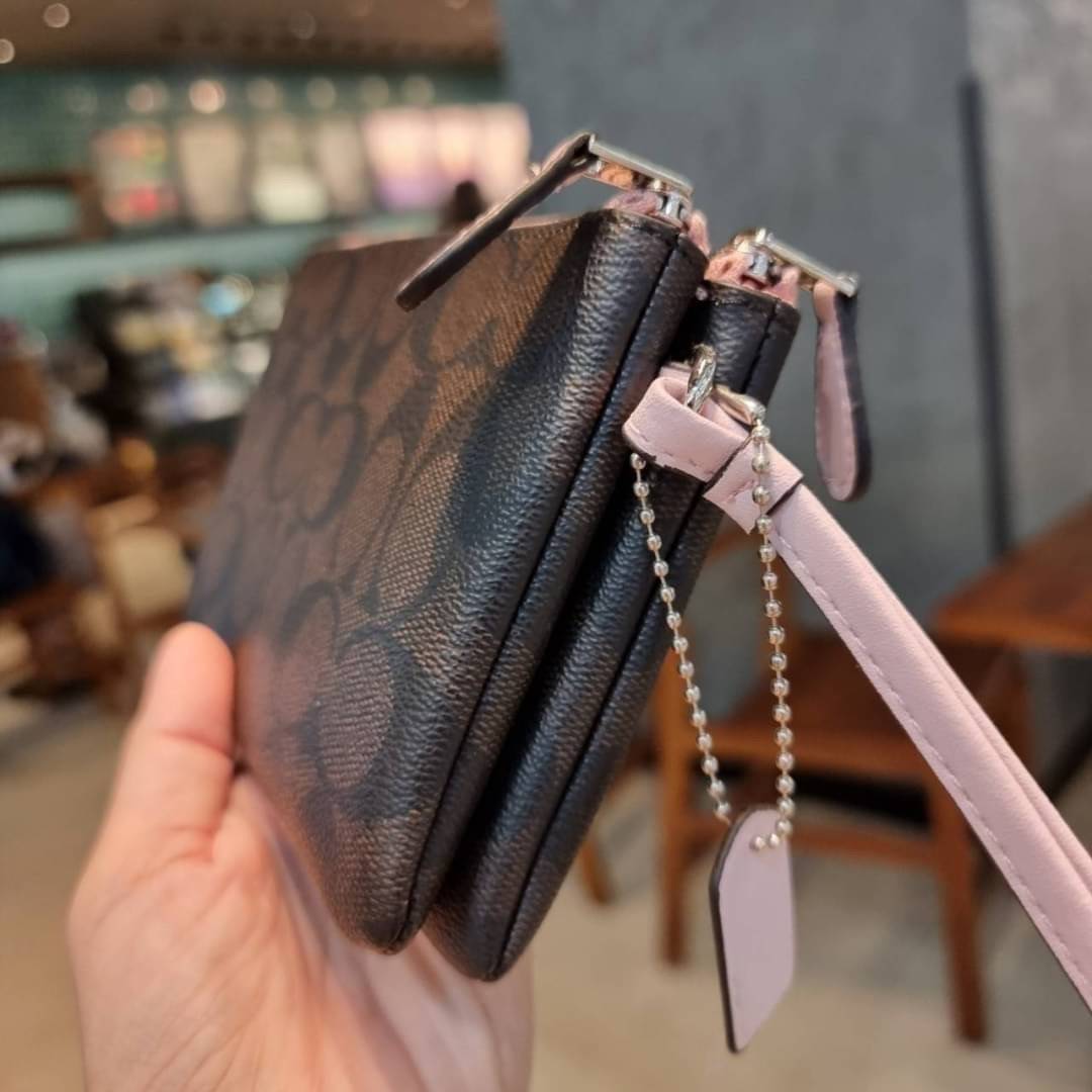 COACH F87591 DOUBLE CORNER ZIP WALLET IN SIGNATURE COATED CANVAS คล้องมือรุ่น 2 ซิป!! มาแล้วจ้า 🌟🤗 ไซส์นี้คือเหมาะมือจริงๆ พกง่ายเช่นเคย ไม่ต้องกังวลว่าจะเกะกะหรือกินพื้นที่กระเป๋าหลัก วัสดุหนังแคนวาสเคลือบลาย มีช่องหลักแยก 2 ช่อง ภายในบุผ