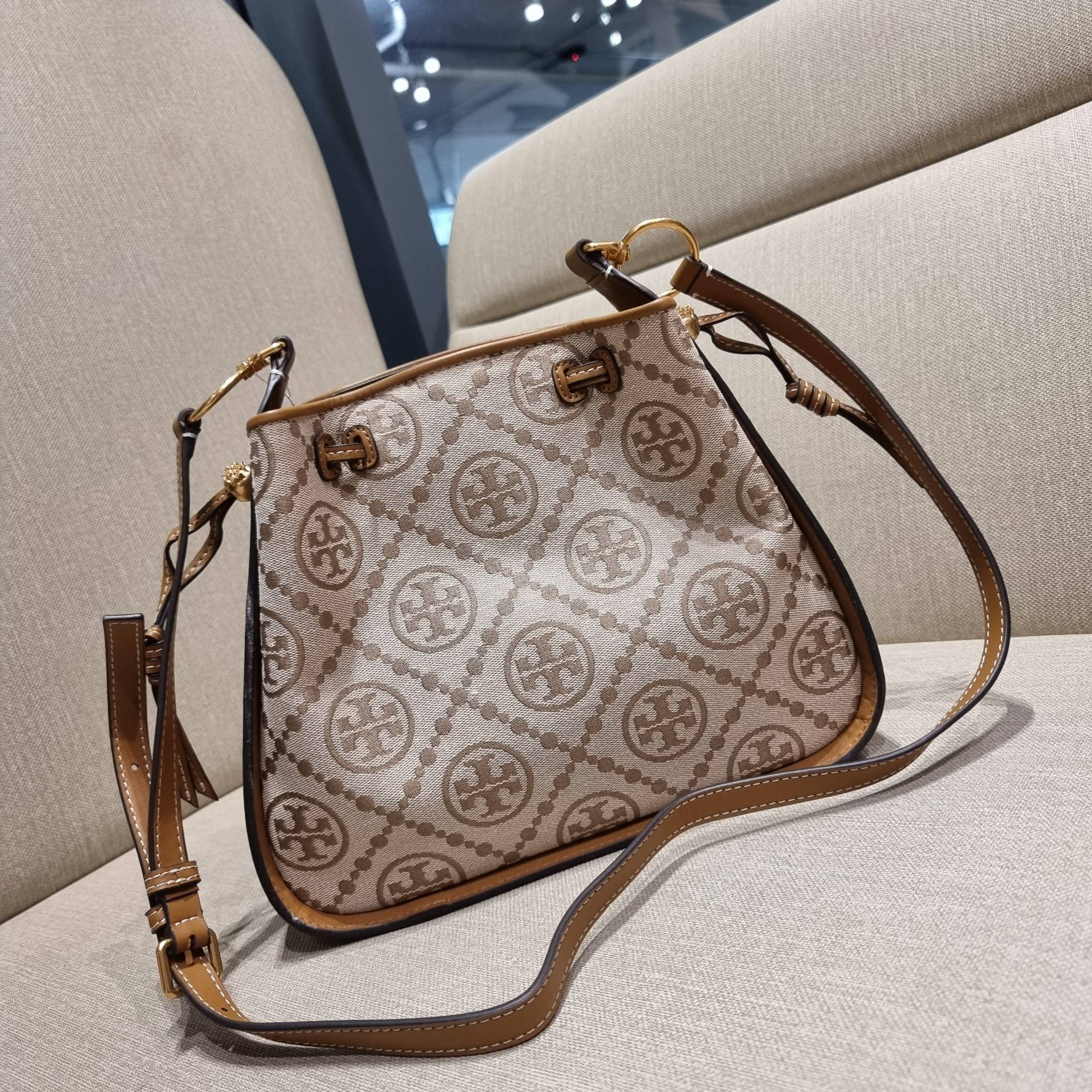 TORY BURCH T MONOGRAM JACQUARD BELL BAG คอลเลคชั่นใหม่ กับกระเป๋าลายโมโนแกรมยอดฮิต ที่มาในรูปทรงดีไซน์สวยเก๋ ชิคๆคูลๆ รับรองว่าไม่มีเกร่อ ตัวกระเป๋าทรงเหลี่ยม รูปเก็บทรงได้ในส่วนของปากกระเป๋า หรือไม่รูด ก็ได้ความสวยไปอีกแบบ วัสดุผ้า jacquard ตัดสลับหนังแท