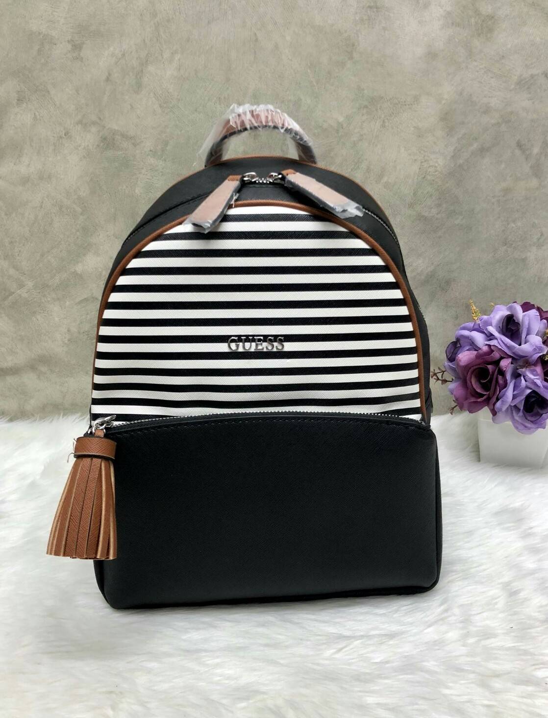 GUESS Women’s Backpack New arrival จากแบรนด์ GUESS รุ่นหายากค่ะ - กระเป๋าเป้สะพายหลัง วัสดุหนังลาย saffiano - ด้าานหน้ามี logo brand, มีช่องซิปมาพร้อมพู่สะดวกใช้ - เปิดปิดกระเป๋าแบบซิปคู่ หู้หิ้วหนัง - ภายในกระเป๋าโล่งกว้าง จะได้เยอะค่ะ มีช่องซิปเล็กอีก 1