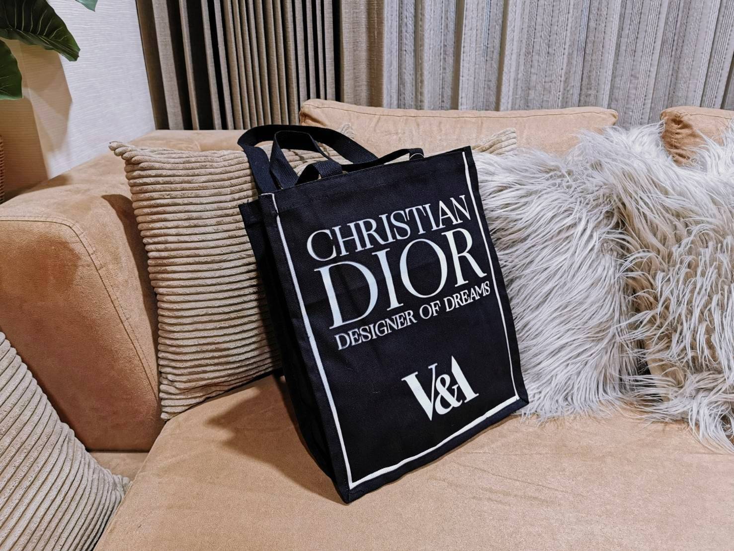Christian Dior Quote Tote Bag x V&A Gift With Purchase (GWP Event Exhibition) กระเป๋าทรง Shopping Bag พรีเมี่ยมกิ๊ฟรุ่นยอดนิยม item สุด Hit สุด Hot ดารา Celeb ทั้งไทยและ Hollywood แนะนำสุดๆจาก Christian Dior รุ่นนี้ Limited Edition จาก Designer of Dreams 