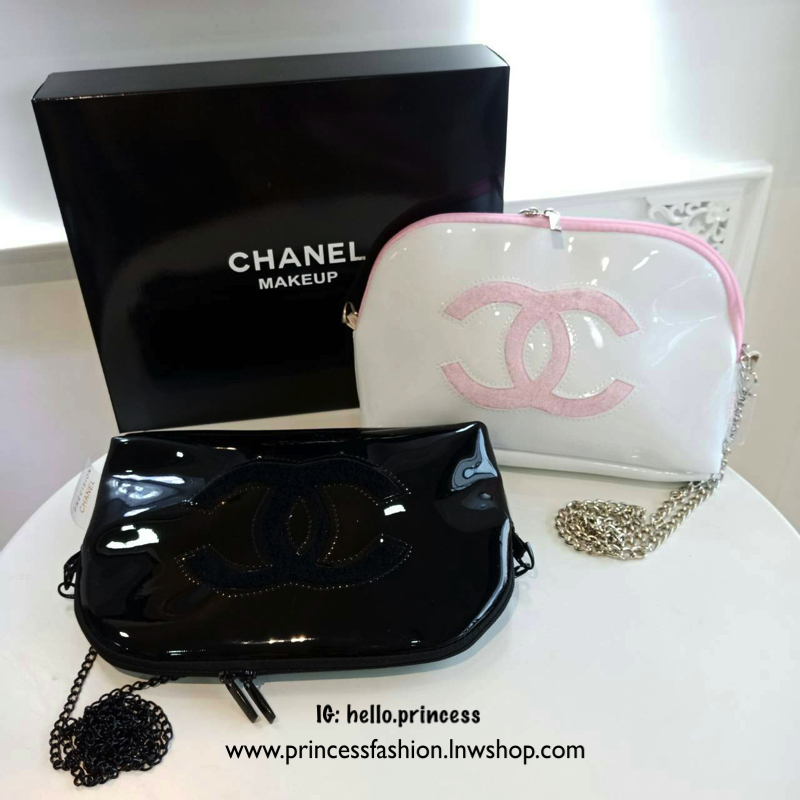 Chanel precision luxury leather clutch with chain จากงานพรีเมี่ยมกิ๊ฟ แบรนด์ดัง วัสดุหนังแก้วมันสวยหรู ด้านหน้า ตกแต่งโลโก้แบรนด์บนเฟอร์สีดำ สายโซ่ยาวสีดำสุดหรู สายถอดเก็บได้ ด้านในบุผ้ามันสีแดง ปั้มแบรนด์แท้ จุของได้เยอะ ใส่มือถือได้ทุกรุ่นไปอีกก จะสะพาย