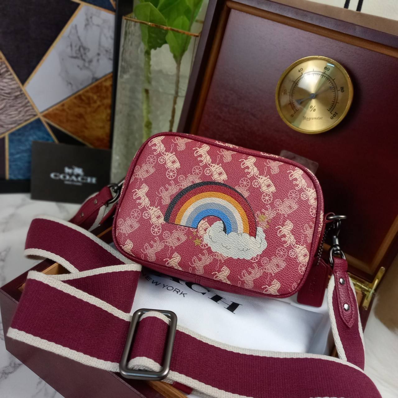 COACH Camera Bag 26, rainbow-red pattern COACH Camera Bag 16 With Horse And Carriage Print and Heart OXBLOOD (F79369 F88264) 🍁น่าใช้มากมาย รุ่นนี้มาพร้อมสายสปอร์ตใหญ่ ถอดเก็บได้ ปรับระดับได้ หนาแน่น ทนทาน จุของได้เยอะพอสมควร //วัสดุแคนวาส