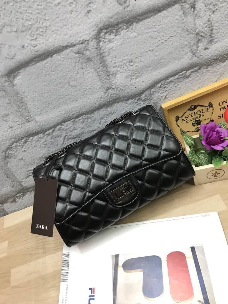 ZARA chain shoulder bag กระเป๋าถือหรือสะพาย look like chanel ดีไซน์สวยหรูแบบตารางทั้งใบ หนังนิ่ม เปิดปิดด้วยตัวล้อคทันสมัย ภายในมีหลายช่องเป็นสัดส่วนสะดวกใช้ มีช่องซิปคั่นกลาง จุของได้เยอะใส่กระเป๋าสตางค์ใบยาวได้ ด้านหลังมีช่องใส่ของได้อีก1ช่อง น้ำหนักเบา