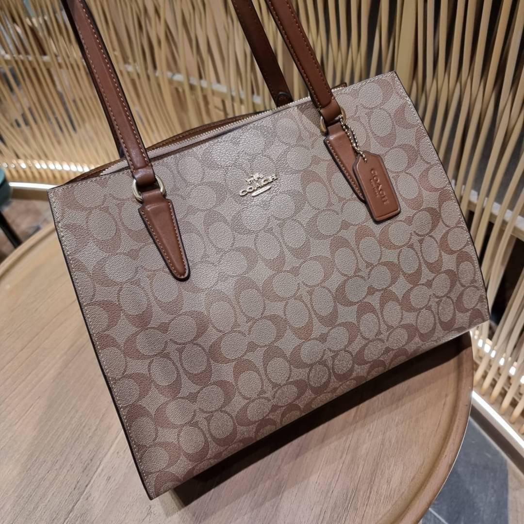 COACH C4075 TATUM CARRYALL IN SIGNATURE CANVAS คอลเลคชั่นใหม่ล่าสุด จัดมาให้ได้สวยก่อนใคร สวยหรูทุกสี!! ลุคผู้ดีต้องมาอีกหนึ่ง กระเป๋าสะพายทรงสวย ที่มาพร้อมสายสะพายไหล่ในตัว และสายครอสบอดี้สำหรับสะพายข้าง วัสดุหนัง crossgrain สวยคมมากๆ ตัวกระเป๋าถูกแบ่งเป
