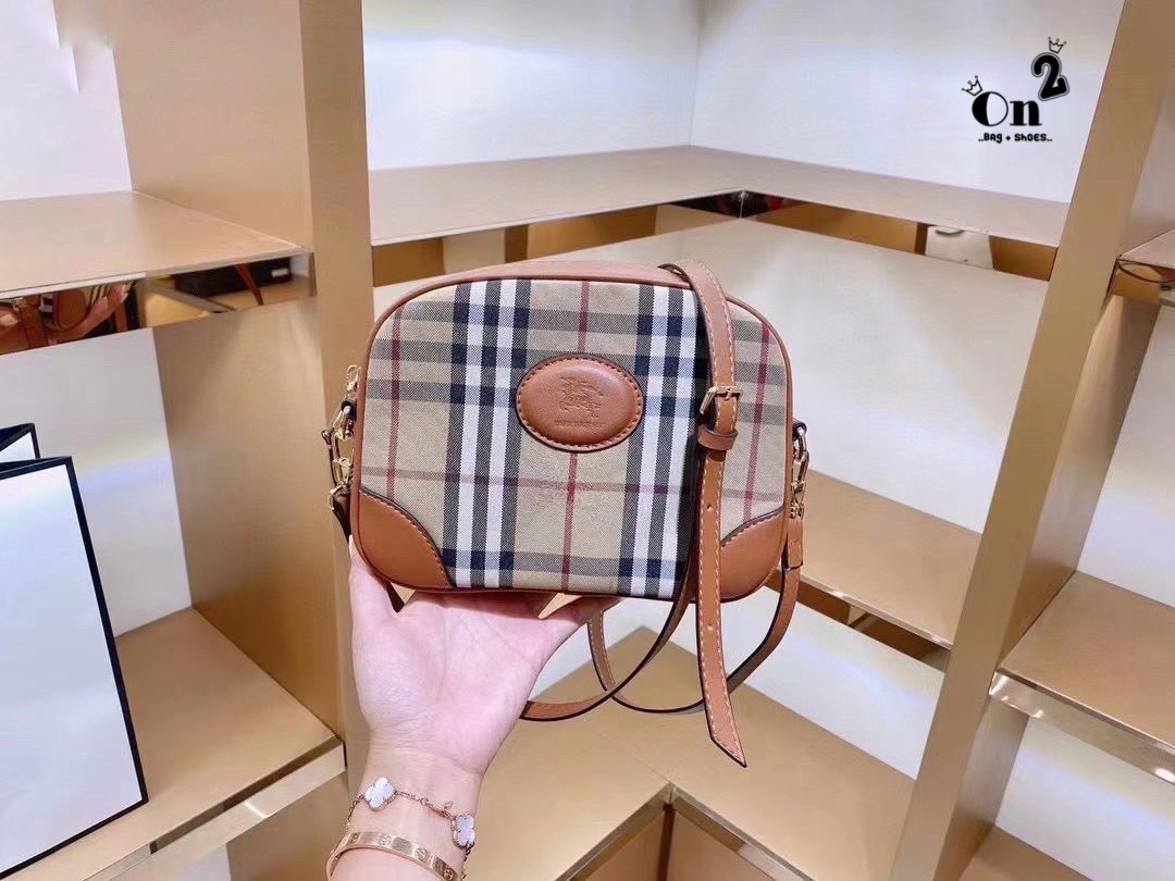 BURBERRY CROSSBODY VINTAGE BAG กระเป๋าสะพายทรง camera ซิปบน ลายซิกเนเจอร์แบรนด์ มาพร้อมสายสะพายยาวครอสบอดี้ งานสวยเป๊ะปั๊มทุกจุด สวยอยู่ทรง เปิดปิดด้วยซิปยาว ภายในมีช่องแบ่งเป็นสัดส่วน สามารถใส่มือถือ iphone เงิน ของจุกจิกได้ สายสะพายหนังยาวปรับระดับได้ อ