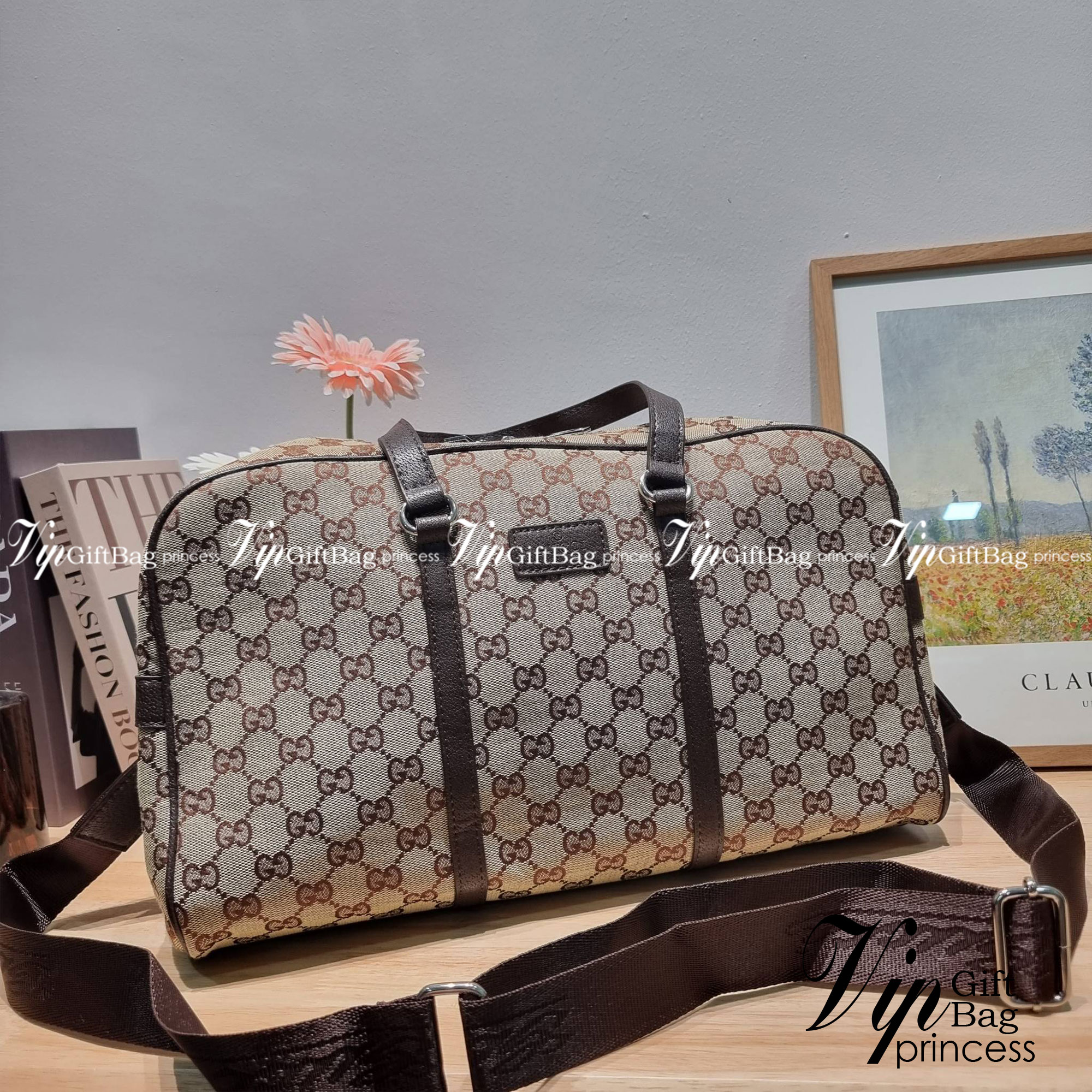 GUCCI Monogram Boston Duffle Bag / Gucci boston travel bag ใหม่ไปเลยกับกระเป๋าเดินทาง เตรียมความพร้อมสำหรับทริปเที่ยวช่วงสิ้นปี!! ดีไซน์เรียบง่าย แฝงความคลาสสิค ที่ใช้ได้ทั้งชายและหญิง วัสดุผ้าแคนวาสทนทาน