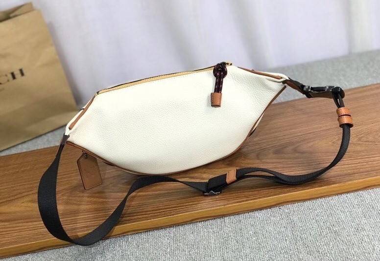 ของแท้ 💯% Coach Micky Mouse Disney Chest Bag 3747 collection Japan Limited Edition Women’s Full Leather กระเป๋าสะพายคาดอก/เอว ขนาดพอเหมาะ ใส่มือถือ iphone+ เปิดปิดด้วยซิป ด้านหน้ามี Logo mickey mouse