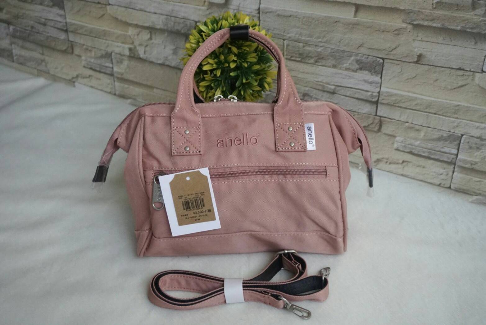 ANELLO Polyester Twill Mini Shoulder Bag AT-H1371 แบรนด์ฮิตติดลมบนในขณะนี้ กับคอลเลคชั่นใหม่เป็นรุ่นทรง Shoulder bag กระเป๋าสะพายในนี้ทำจากผ้า Polyester twill ที่มีความคงทนและมีสีสดใส กระเป๋าที่ดูจะใบเล็กๆใบนี้ สามารถบรรจุขวดน้ำ 500ml และกระเป๋าตังค์แบบยา