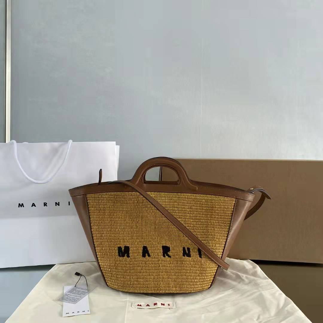 หนังแท้ MARNI TROPICALIA BUCKLE BAG / MARNI BUCKET SUMMER กระเป๋าทรงบัคเก็ต เป็นรุ่นที่หายากเย็นเหลือเกิน ใช้งานง่ายขนาดใหญ่จุของได้เยอะ พร้อมสายสะพายยาว ราคาดีมาก ทำจากหนังแท้เกรดออริจินอล เนื้องานละเอียดปราณีต ภาพสินค้าถ่ายจากงานขายจริง ใช้งานต่างประเทศ