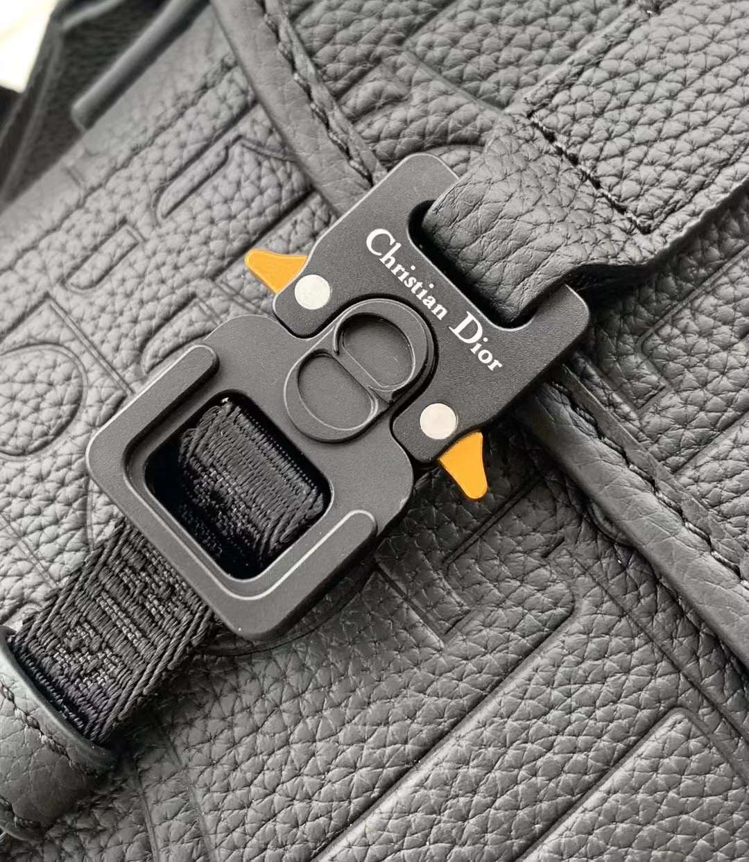 DIOR Hit the Road Messenger Bag with Flap กระเป๋าสะพายทรงแมสเซ็นเจอร์ รูปทรงใหม่ทันสมัย สง่างามเหนือกาลเวลา เกรดออริ สลับแท้ 1:1