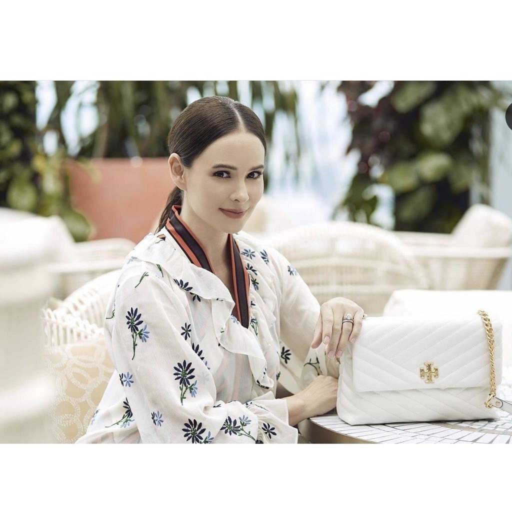 Large : Tory Burch Kira Chevron Quilted Convertible Leather Crossbody Bag เป็นกระเป๋าที่ใช้ในการออกงานสำคัญหรือวันที่มีปาร์ตี้สังสรรค์ คุณควรเลือกใช้กระเป๋าที่มีดีไซน์สะดุดตา เพราะจะช่วยยกระดับและเพิ่มเสน่ห์ให้กับตัวคุณเองมากยิ่งขึ้น หากเป็นงานทางการ เช่น