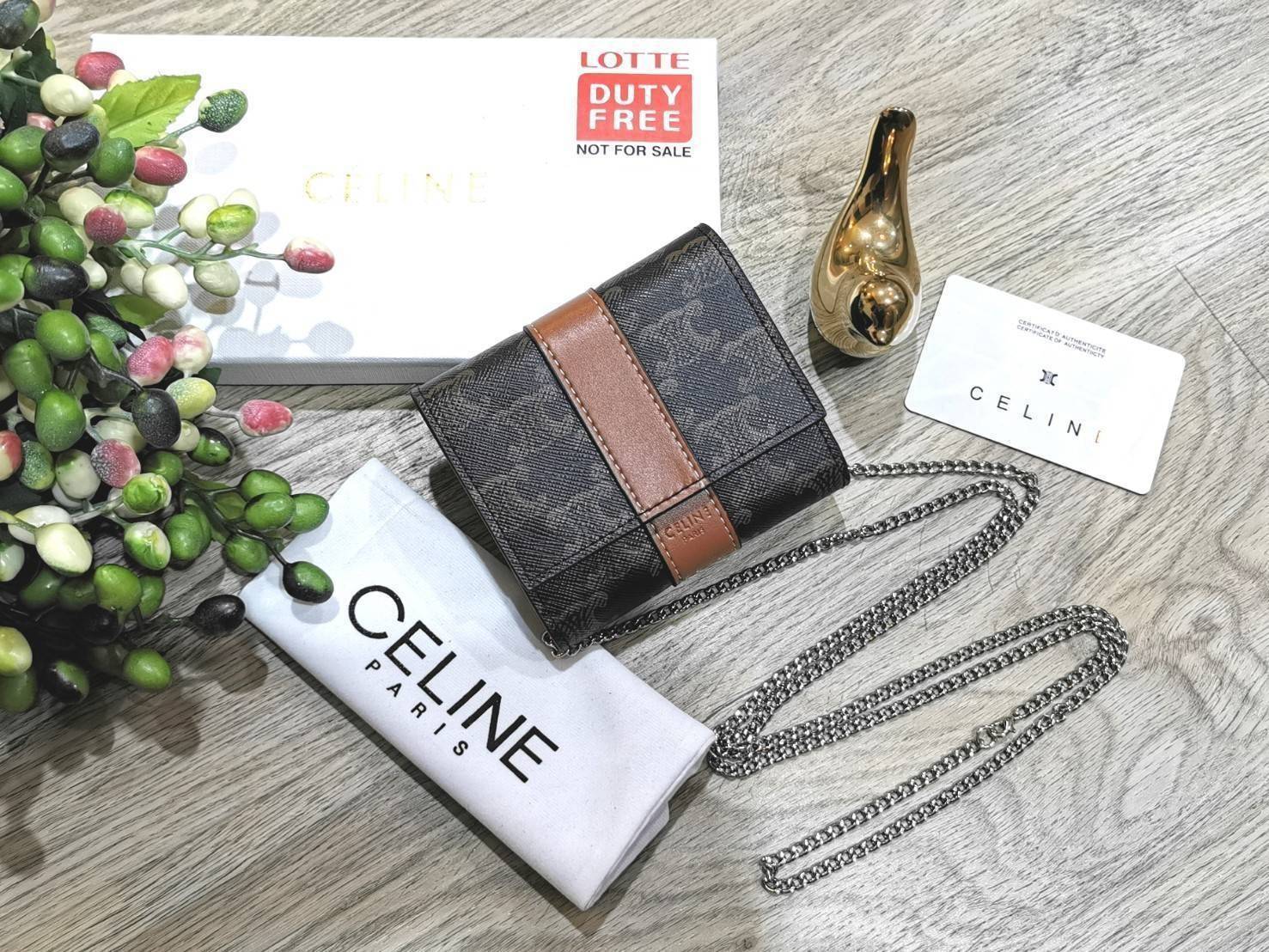 CELINE WALLET BAG WITH CHAIN VIP GIFT WITH PURCHASE (GWP) พรีเมี่ยมกิ๊ฟ Limited จาก CELINE HAUTE PARFUME DUTYFREE COUNTER วัสดุ Triomphe Canvas หนังสวยอยู่ทรงปั้มโลโก้ด้านหน้าเปิดปิดฝาพับกระดุม ภายในมีช่องแบ่งหลายช่อง มีช่องใส่บัตรห