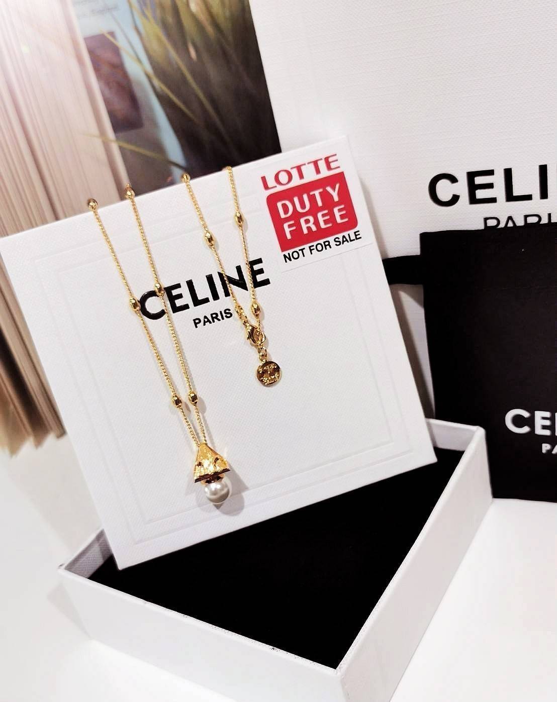 CELINE NECKLACE VIP สร้อยคอพร้อมจี้ดีไซน์สุดหรูคลาสสิคหายากชวนสะสมไอเท็มแบบนี้นานๆจะหลุดมาให้ช้อปจะซื้อใช้เองหรือมอบเป็นของขวัญก็เลิศหรูดูดี สินค้ามาพร้อม Original Package ถุงผ้ากำมะหยี่แบรนด์ กล่องและถุงกระดาษแบรนด์ Dutyfree ห้ามพลาดค่ะ!
