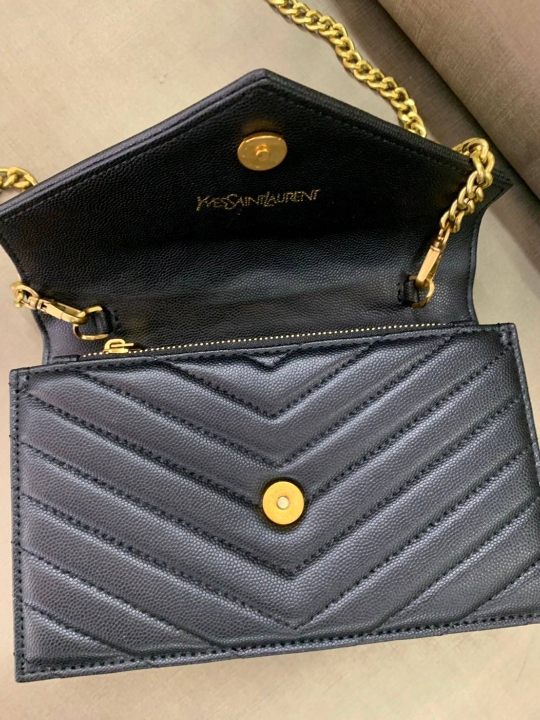 YSL Bag รุ่น Saint Laurent WOC VIP GIFT WITH PURCHASE (GWP) พรีเมี่ยมกิ๊ฟ Limited Edition จาก YSL รุ่นฮอตปรอทแตก วัสดุหนังแกะสังเคราะห์ หนังขึ้นรูปเงาสวย เป็นการดีไซน์กึ่งกระเป๋าสตางค์ ที่มาพร้อมสายสะพายยาว (เป็นสายโซ่ที่ต่อกับหนัง) สายถอดได้ (ปรับระดับไม