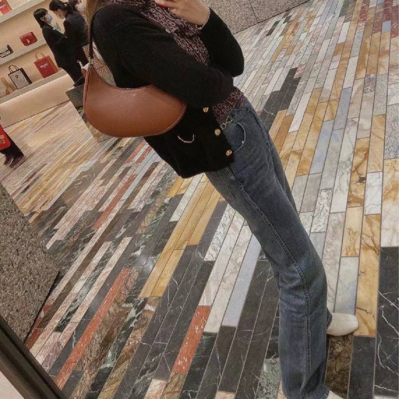 CELINE SHOULDER BAG VIP GIFT WITH PURCHASE (GWP) AVA BAG IN SMOOTH CALFSKIN พรีเมี่ยมกิ๊ฟ Limited Edition จาก CELINE HAUTE PARFUME DUTYFREE COUNTER วัสดุหนังสังเคราะห์เรียบสวย ดีไซน์สวยหรูฮิตสุดในเกาหลี! หนังสวยอยู่ทรงกันน้ำ เปิดปิดด้วยซิปแบรนด์ ภายในโล่ง