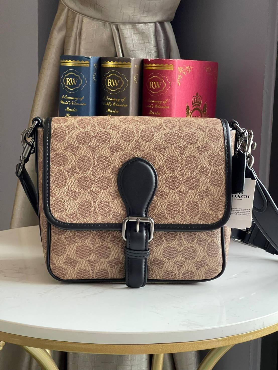 Coach Frankie Crossbody In Signature Canvas Leather Bag Sling CD877 กระเป๋าสไตล์แฮนด์ฟรีที่จัดระเบียบอย่างดีสำหรับการเดินทางหรือที่ทำงาน Frankie Crossbody ขนาดกะทัดรัดถือทุกสิ่งที่จำเป็นด้วยพื้นที่สำหรับโทรศัพท์ กระเป๋าสตางค์ กุญแจและอีกมากมาย ผลิตจากผ้าแ