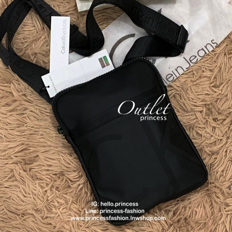 Cavin Klein Crossbody Bag กระเป๋าสะพายข้าง วัสดุหนังโพลีเอสเตอร์ น้ำหนักเบา สายสะพายปั้กโลโก้ ปรับความยาวได้ฟรีไซส์ ด้านหน้ามี1ช่องซิปใส่ของได้ หัวซิปปั้มโลโก้ทุกจุด เปิดปิดด้วยซิปเดียวด้านบน ด้านหน้ามีโลโก้เป็นอักษรย่อสวยงาม ขนาดกระเป๋าใส่มินิไอแพคกระเป๋