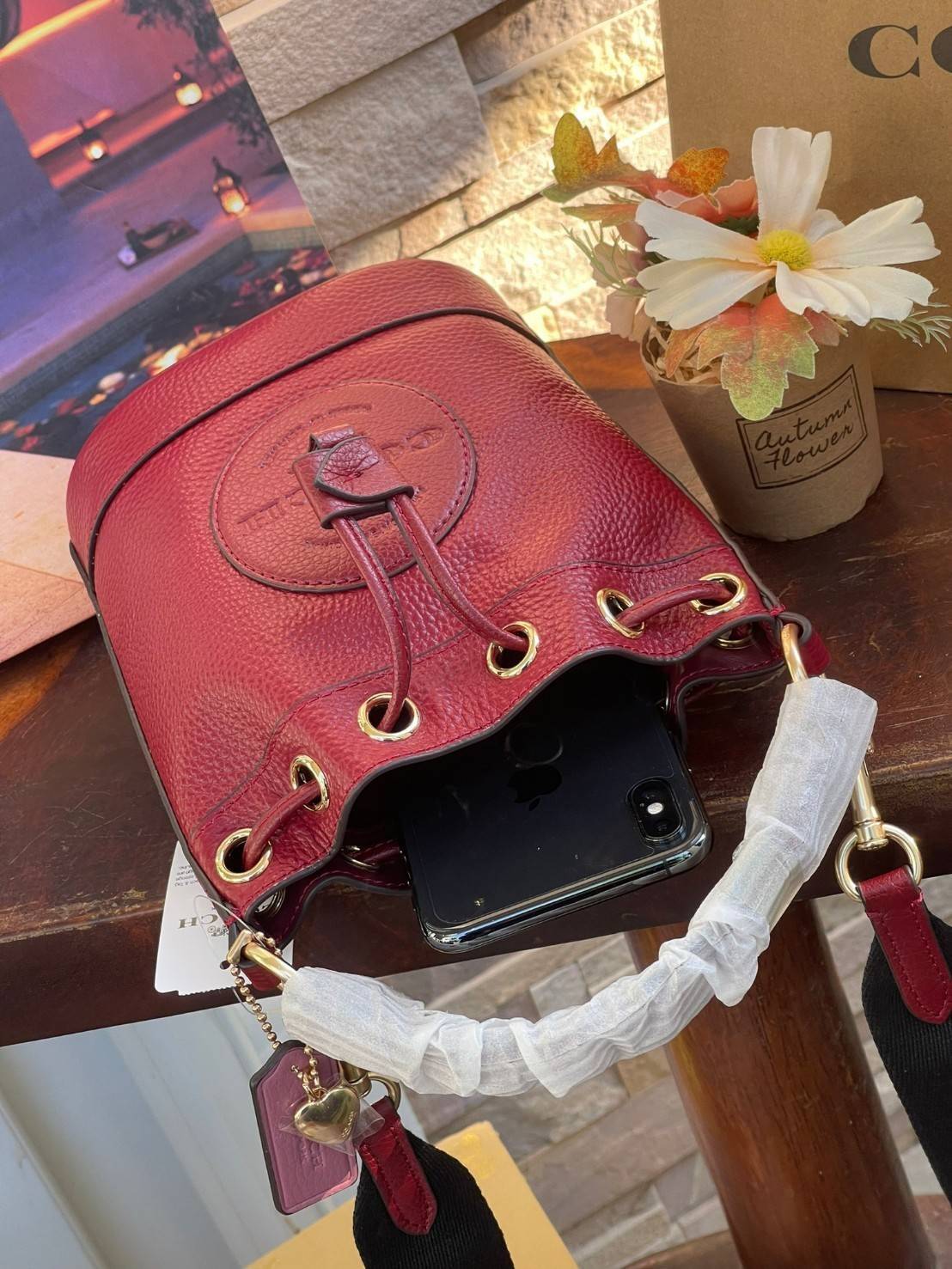 COACH DEMPSEY BUCKET BAG 15 WITH COACH PATCH AND HEART CHARM สวยงามด้วยดีไซน์ทรงตะกร้าแบบมินิมอลแสนน่ารัก ดีเทลสะดุดตา รูปทรงจดจำง่าย ถือแบบชิคๆ หรือยิ่งไปกว่านั้น สายสะพายของกระเป๋าก็สามารถถอดออกเพื่อเปลี่ยนรูปแบบการสะพายได้ทั้งแบบสะพายไหล่และสะพายคาดลำต