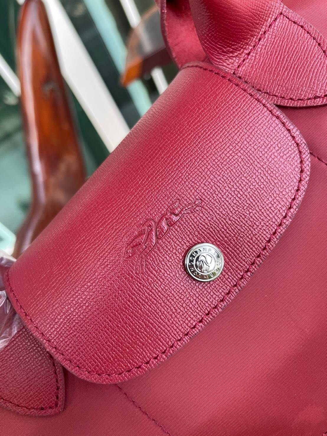 ของแท้ 💯% Longchamp LE PLIAGE NÉO TOP HANDLE BAG (small size) อีกหนึ่งรุ่นยอดนิยม ที่สาวๆ ต้องมีไว้เก็บไว้สักใบ กระเป๋าโท้ทใบนี้ มาพร้อมกับสีที่มีสไตล์เรียบง่าย