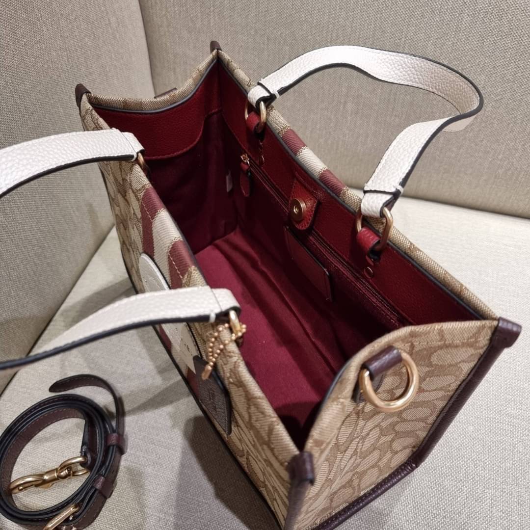 ใบใหญ่ COACH C8407 DEMPSEY CARRYALL IN SIGNATURE JACQUARD WITH STRIPE AND COACH PATCH ใบใหญ่ จุใจ คอลเลคชั่นใหม่ สีที่สาวๆรอคอย สวยคม ละมุนและมีความหรูในตัว กับกระเป๋าทรงโท้ท ไซส์ใหญ่ที่สามารถจุของได้แบบไม่ต้องกังวล ฟังก์ชั่นการใช้งานสะดวกที่สุด มีทั้งสาย