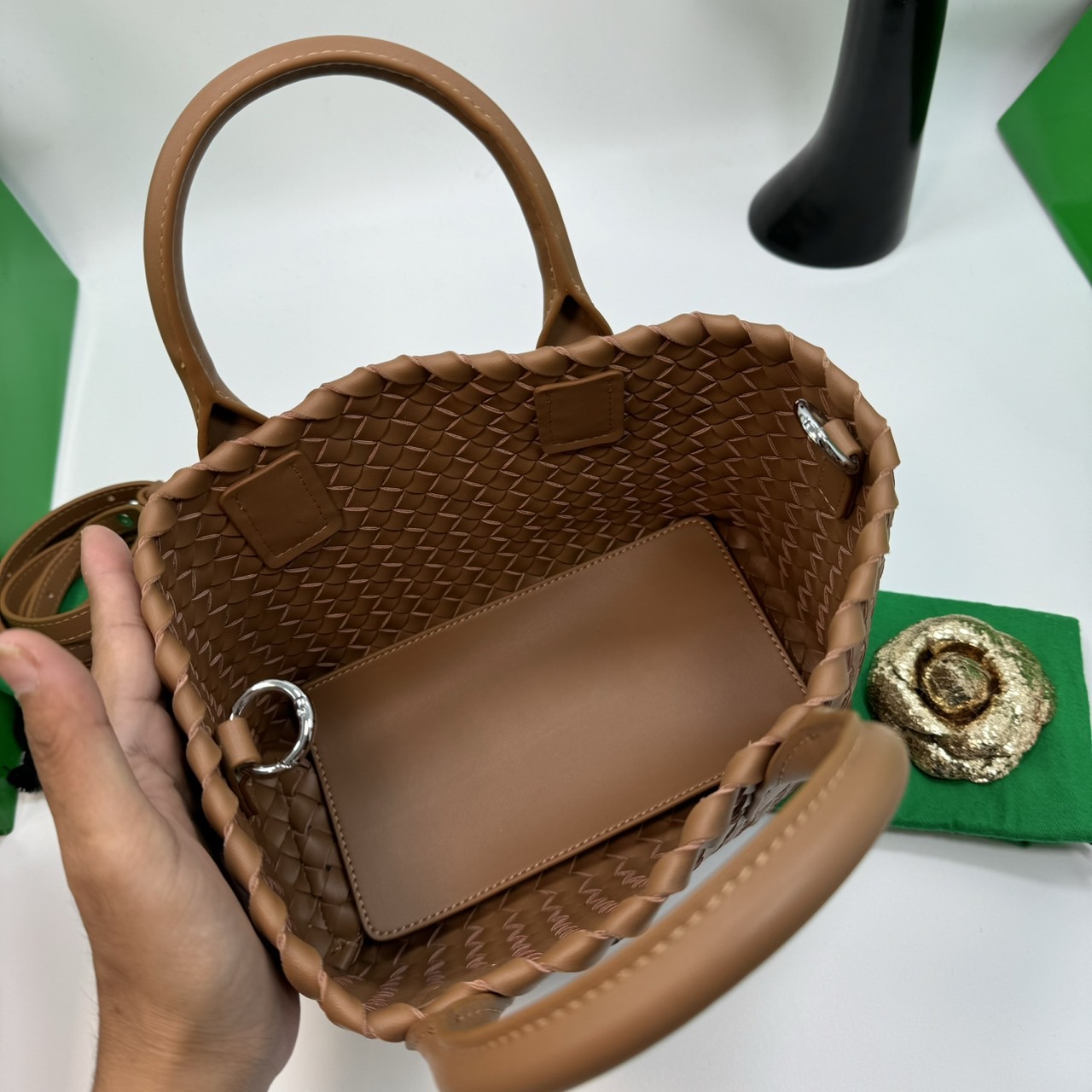 BOTTEGA MINI CABAT LEATHER TOTE BAG กระเป๋าสะพายขนาดมินิ พร้อมใบลูก ดีไซส์สานเป็นเอกลักษณ์ หนัง nappa นิ่มสวยงาม