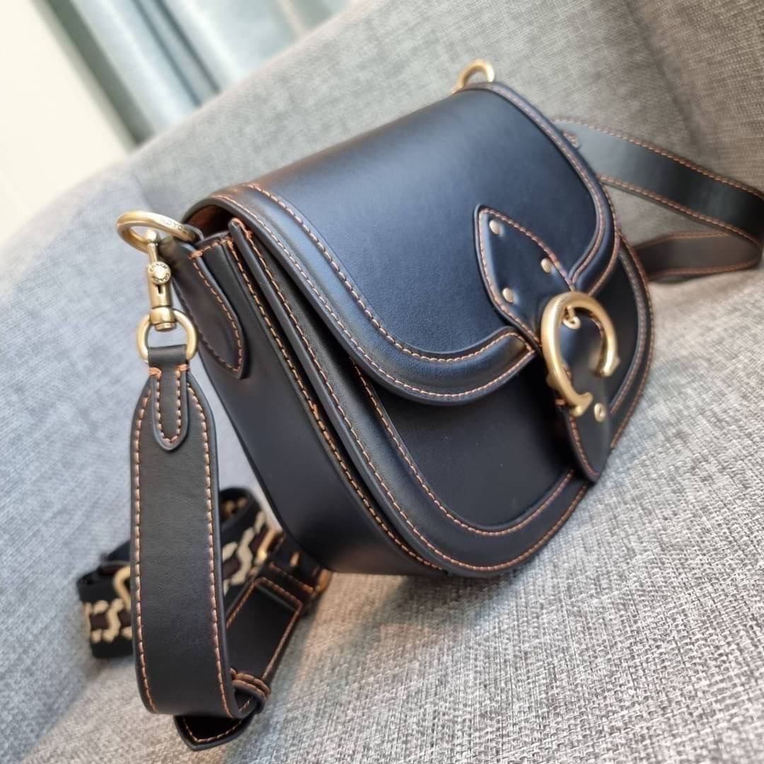 COACH C0749 BEAT SADDLE BAG The best item! ที่สาวๆรอคอย! ฮอตไฟลุก! สีหายาก ละมุนคุณหนู คอลเลคชั่นใหม่ ดีไซน์หรูหรา พิเศษมากๆมาพร้อมสายสะพาย 2 เส้น ใช้คู่กันหรือแยกสะพายก็สวยครบสูตร กระเป๋าสะพายทรง saddle คลาสสิค วัสดุหนัง glove-tanned ทนทาน เปิด-ปิดด้วยกร