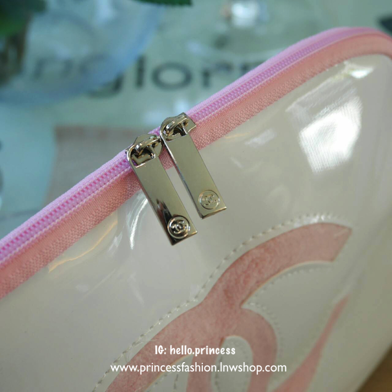 Chanel precision luxury leather clutch with chain จากงานพรีเมี่ยมกิ๊ฟ แบรนด์ดัง วัสดุหนังแก้วมันสวยหรู ด้านหน้า ตกแต่งโลโก้แบรนด์บนเฟอร์สีดำ สายโซ่ยาวสีดำสุดหรู สายถอดเก็บได้ ด้านในบุผ้ามันสีแดง ปั้มแบรนด์แท้ จุของได้เยอะ ใส่มือถือได้ทุกรุ่นไปอีกก จะสะพาย