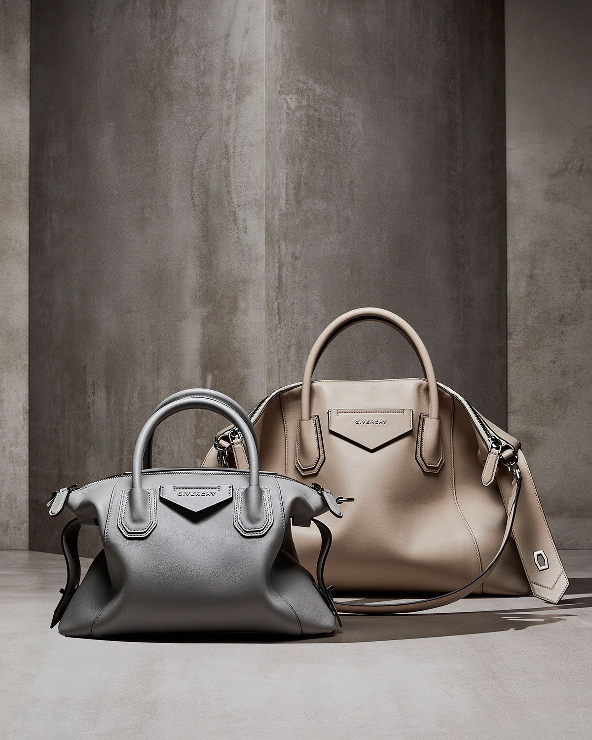 GIVENCHY Antigona Soft leather tote bag ฟรีผ้าผูก!! กระเป๋าสะพายข้าง ทรงสวยมากค่ะ มี 2 ขนาด รุ่นยอดนิยมดาราเซเลปใช้กันเพียบ งานจริงสวยหรูดูแพงมากนะค้าา ราคานี้คุ้มที่สุด มีมารอบนี้ 6 สี 2 ขนาด เลือกให้ปังไปเลยค่าาา