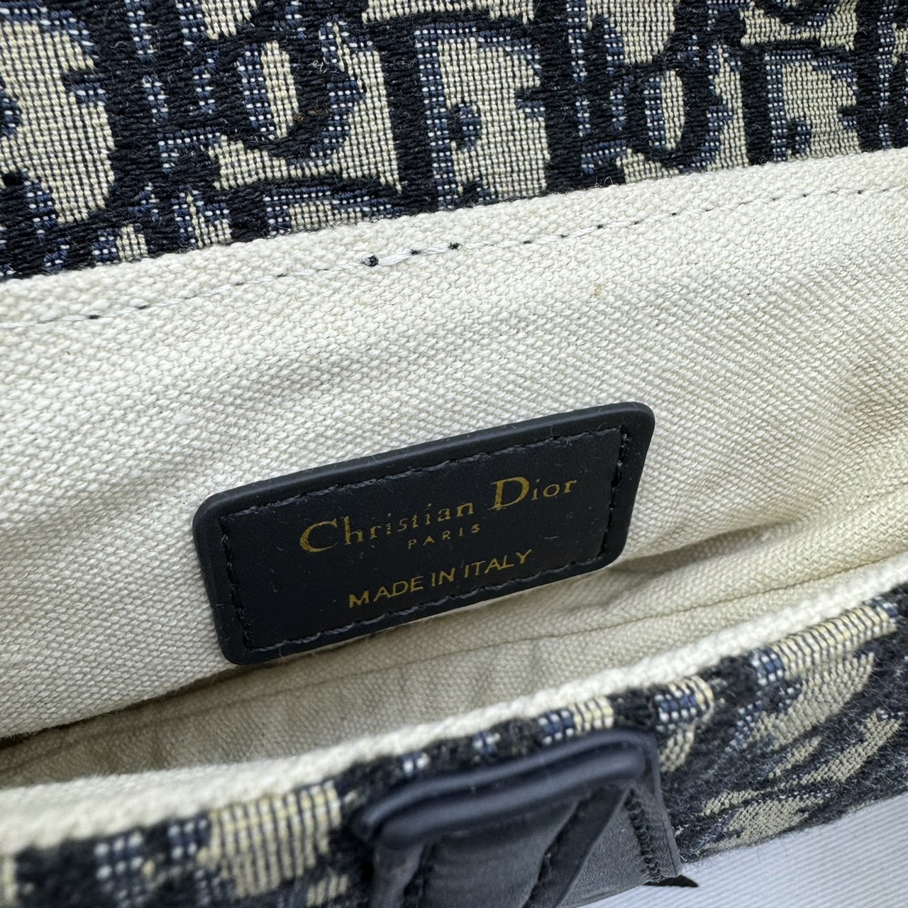 DIOR Mini Saddle Bag with Strap Blue Dior Oblique Jacquard / Black Grained Leather กระเป๋าสะพายทรงอานม้าเอกลักษณ์ของแบรนด์แห่งตำนานความหรู