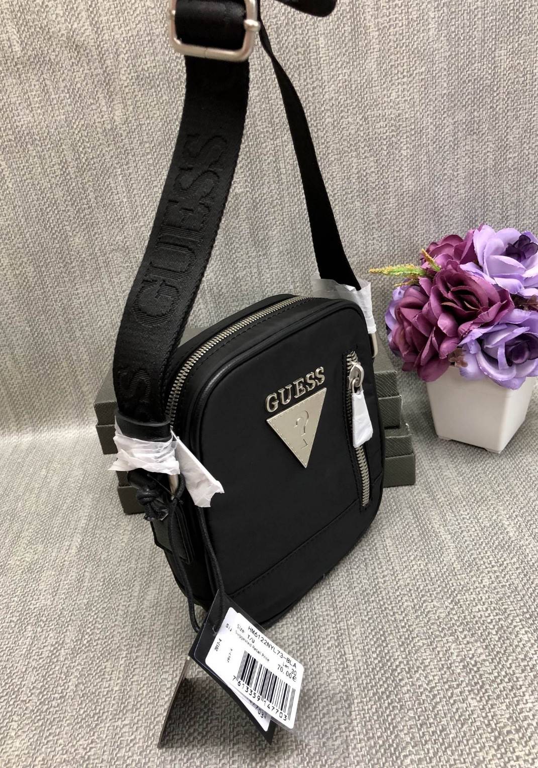 New GUESS SHOULDERBAG HM 6122 พร้อมส่งกระเป๋าสะพาย รุ่นนี้ใช้ได้ทั้งชาย/หญิง วัสดุไนล่อนอย่างดี คุณภาพสูง ด้านหน้าติดอะไหล่และโลโก้แบรนด์ มีช่องซิปใส่ของจุกจิก เปิดปิดกระเป๋าช่องหลักแบบซิป ด้านในโล่ง ลึก ใส่มือถือ กระเป๋าสตางค์ใบสั้นหรือสัมภาระอื่นๆได้พอป