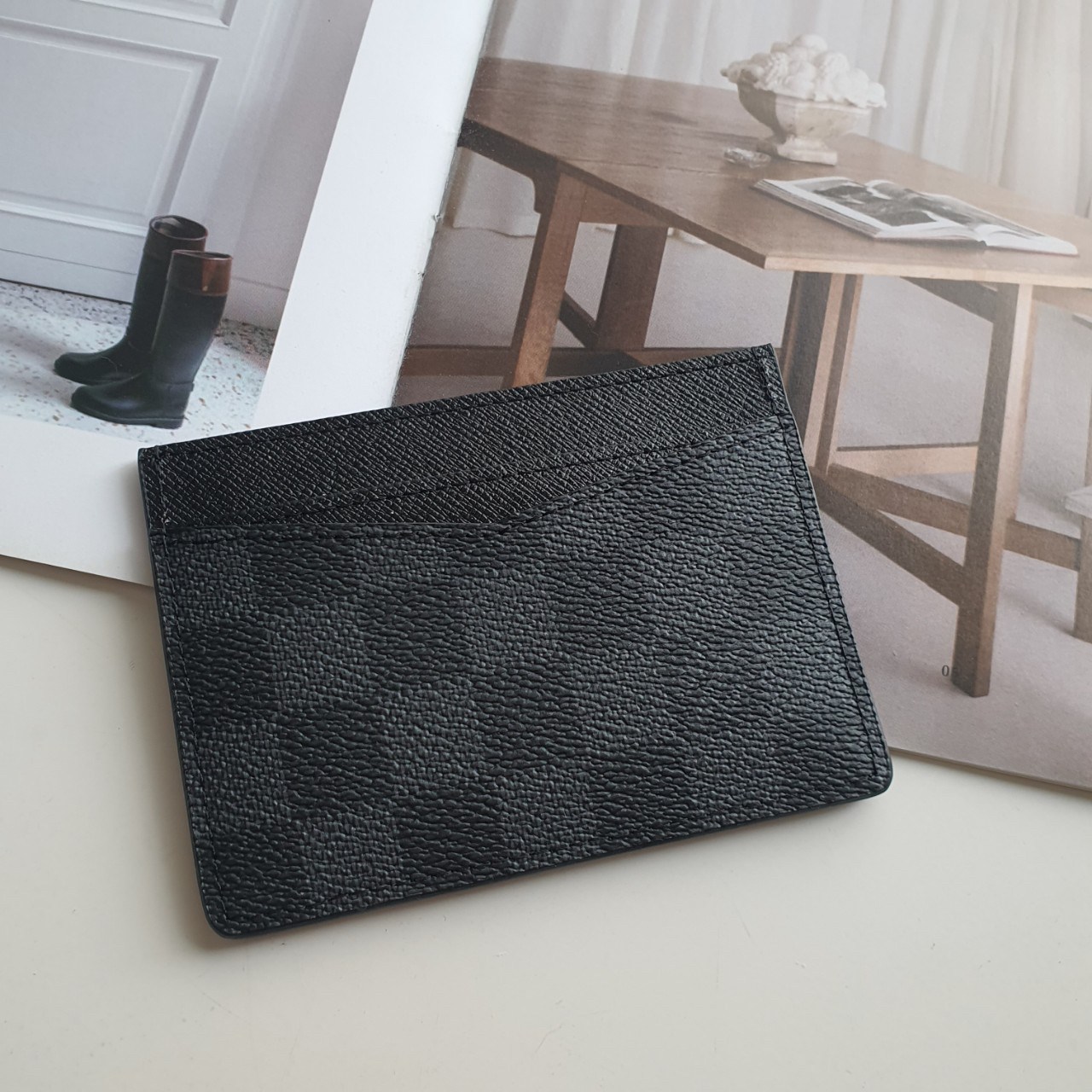 งานหรูเว่อวัง LOUIS VUITTON CARD HOLDER (GWP) 💳 ที่ใส่บัตร จากพรีเมี่ยมกิ้ฟแบรนด์หรู ดีไซน์สวยเก๋ หนังแท้ลายสวยเป็นเอกลักษณ์ ขนาดกำลังดี ใส่บัตรอย่างน้อย 7 ใบ พกพาสะดวก จะซื้อไว้ใส่บัตรใบหรู หรือซื้อให้เป็นของขวัญ ก็ควรค่าที่สุดคะ ห้ามพลาดนะคะ