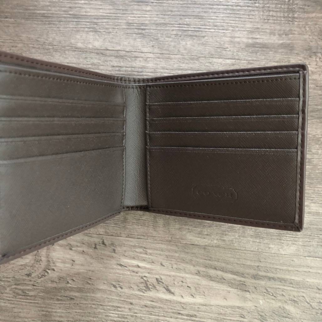 COACH Heritage Signature Compact ID Wallet กระเป๋าสตางค์ใบสั้น มาพร้อมกระเป๋าใส่บัตรใบเล็กอีก 1 ใบ จะมอบเป็นของขวัญหรือใช้เองก็แนะนำค่ะ