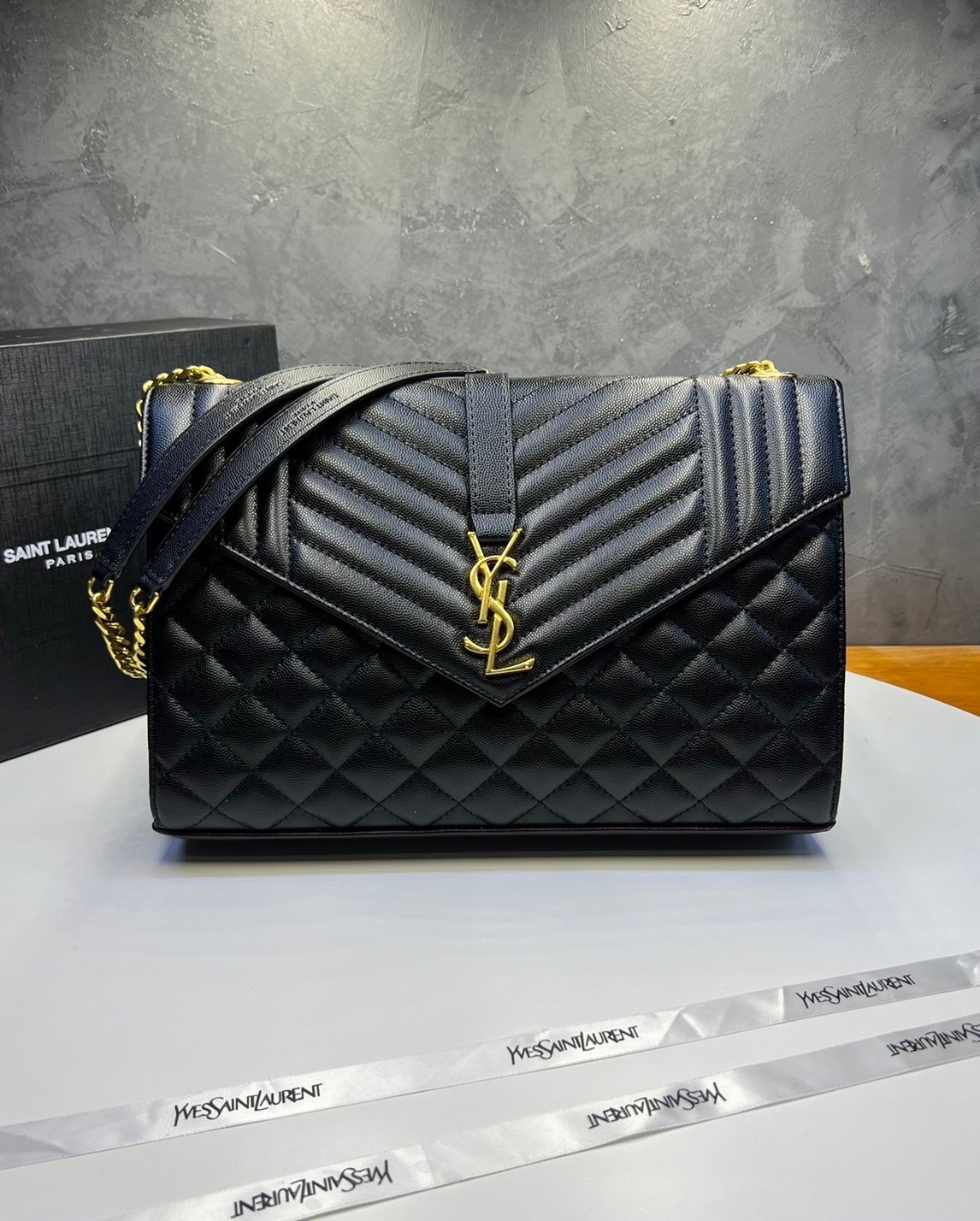 หนังแท้ YSL Saint Laurent Large Cassandra quilted shoulder bag กระเป๋าสะพายใบใหญ่ ดีไซน์ทรงสวยหรู ตอบโจทย์ได้ทุกสไตล์ ภาพสินค้าถ่ายจากงานขายจริง ใช้งานต่างประเทศได้