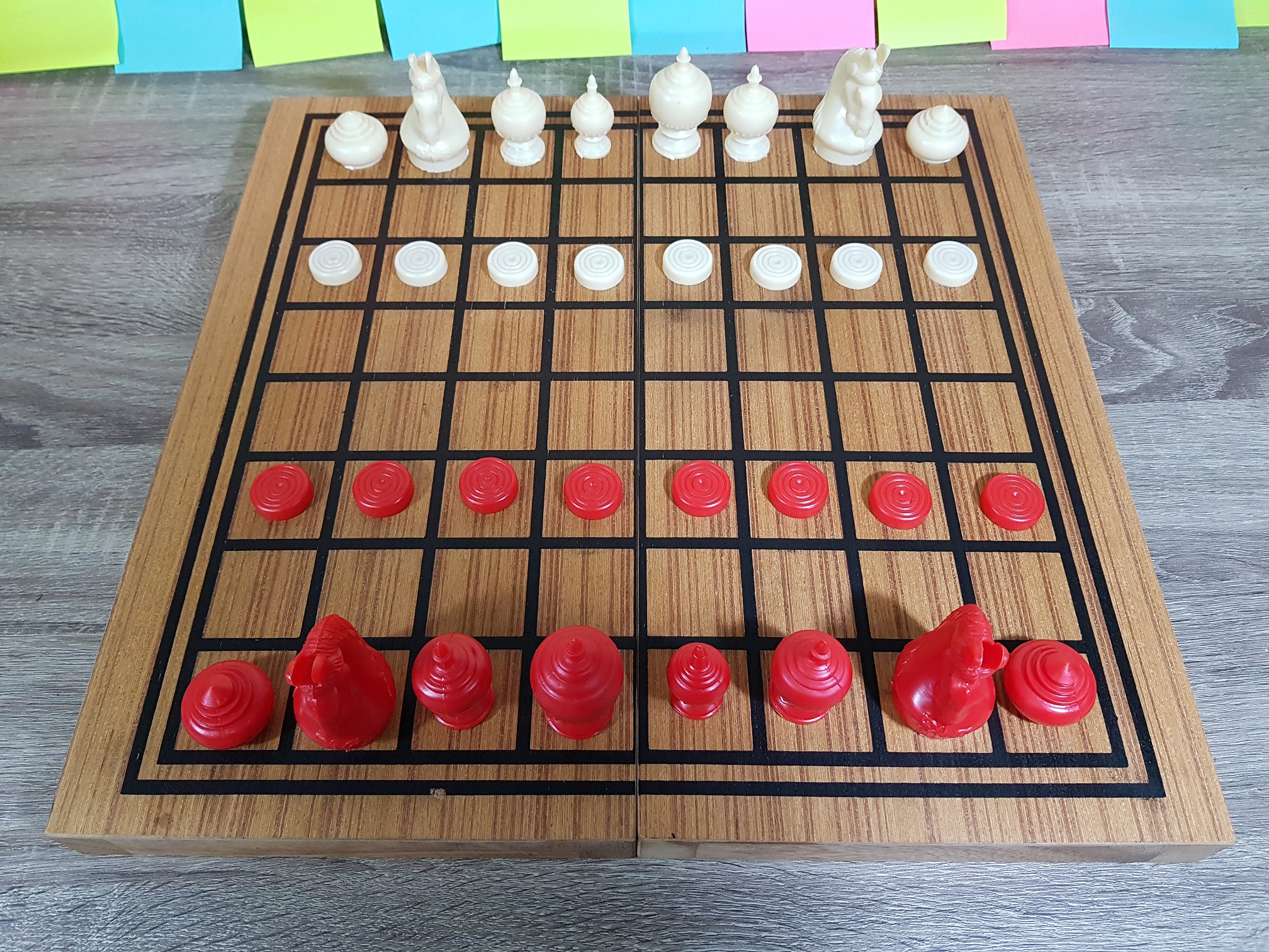 ชุดหมากรุกไทยพลาสติกสีแดงและสีขาวพร้อมกระดานไม้และกล่องหีบไม้