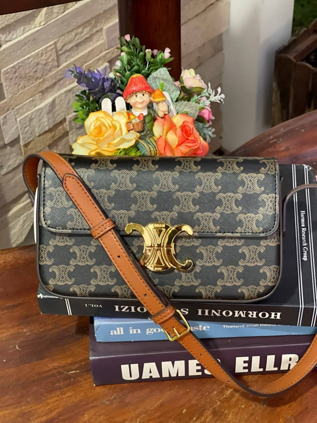 VIP 】CELINE TRIOMPHE SHOULDER BAG IN TRIOMPHE อีกหนึ่งผลงานการออกแบบของ Hedi Slimane ที่ได้ดึงเอาเอกลักษณ์ต่าง ๆ ของ CELINE ออกมาและทำการตีความหมายใหม่จนได้กระเป๋าเรียบหรูและดูทันสมัย ให้คุณเลือกสะพายในชีวิตประจำวันเข้ากับการแต่งตัวสบาย ๆ หรือจะสะพายออกงา