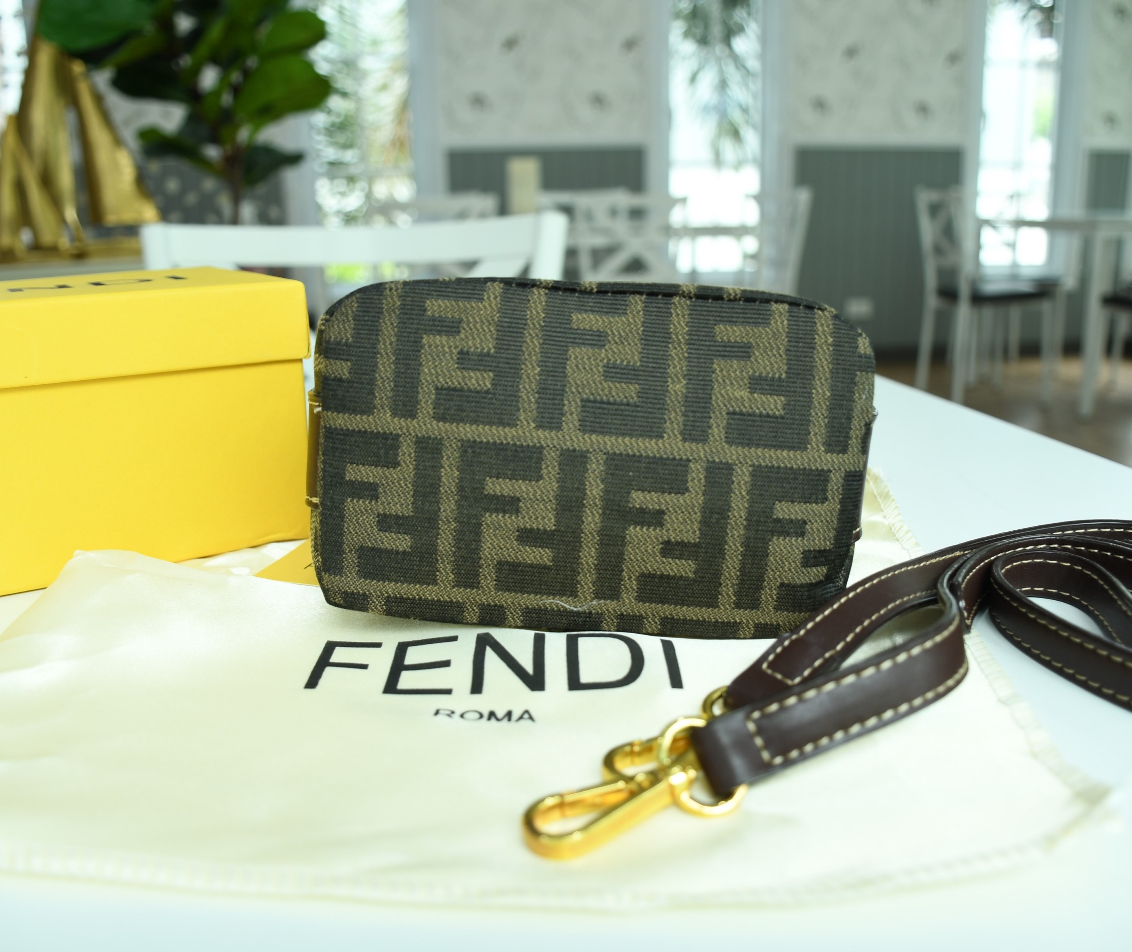 Fendi Tobacco Monogram FF Logo Zucca Buckle Belt Boston Mini Bag Brow Canvas Satchel กระเป๋าสะพายข้าง size mini สุดฮิต วัสดุ canvas จุของได้เยอะ ใส่iphone+ ได้ เปิดปิดด้วยซิป น่ารักมากกก ห้ามพลาดเลยค่ะใบนี้แนะนำสุดๆ มีสายสั้น+สายสะพายไหล่ ปรับสายได้