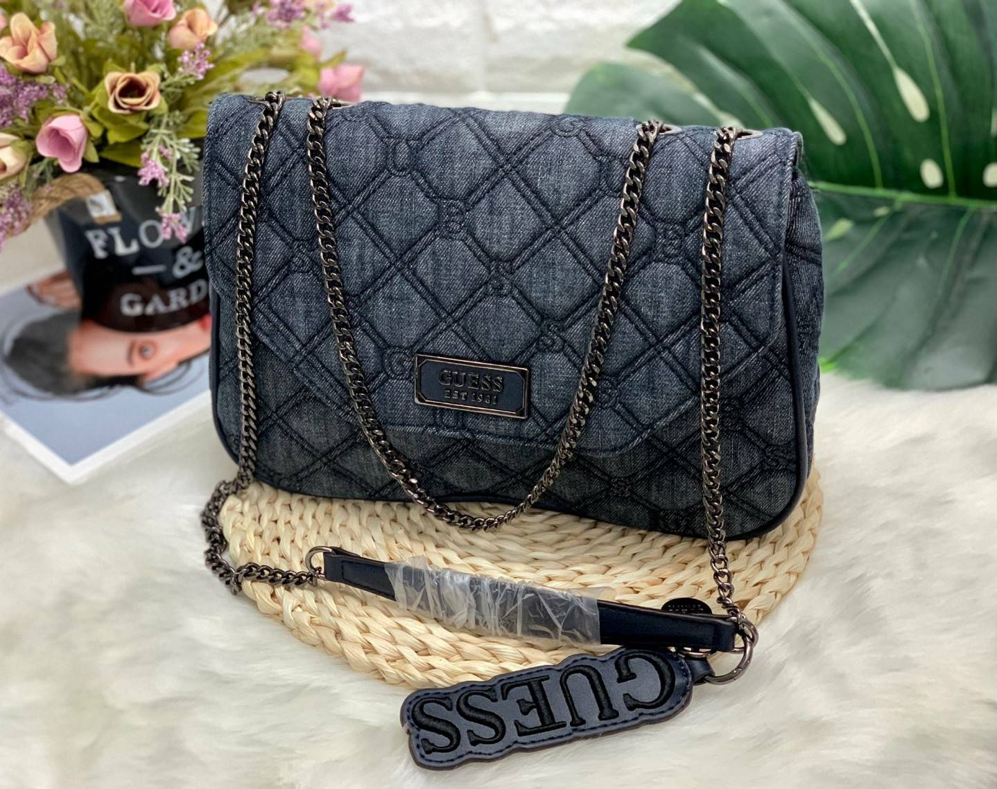 GUESS LOLLI CONVERTIBLE CROSSBODY BAG รุ่นแนะนำค่ะ!! กระเป๋าสะพายข้าง//ทบสายสะพายไหล่ได้ วัสดุหนังลายนวม ด้านหน้ามีอะไหล่โลโก้แบรนด์ เปิดปิดกระเป๋าแบบกระดุมแม่เหล็ก ภายในกว้างสามารถใส่ของจุ ใส่กระเป๋าสตางค์ใบยาวได้ค่ะ มีช่องซิปและช่องเล็กใส่ของจุกจิกน่ะค่
