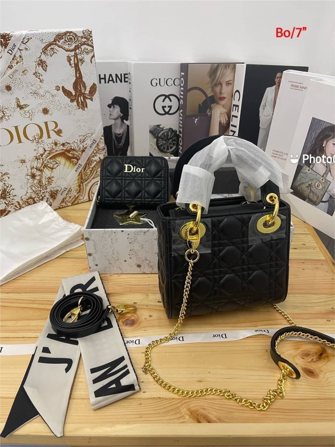 DIOR SET BAG / DIOR CD LADY BAG / CD LIMITED EDITION GIFT BOX WITH GOLD STAR BOUTIQUE SET พร้อมเสิร์ฟครบชุด น่ารักมากค่ะ ดีไซน์เรียบง่าย แต่แฝงไปด้วยความหรูหรา ทรงกล่องคลาสสิค มีหูจับในตัวและสายครอสบอดี้สุดเลิศ