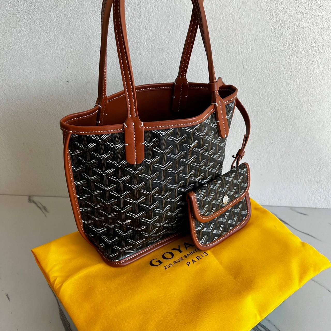ori GOYARD saint louis mini tote reversible bag / GOYARD ANJOU TOTE MINI กระเป๋าทรงโท้ตมินิ ใช้ได้สองด้านเป็นหนังแท้เกรดดีทั้งใบ ทำให้การใช้งานได้ทนทานกว่า พิมพ์ลายคมชัด ขนาดกำลังน่ารัก ภายในโล่งกว้าง ใส่ของได้เยอะพอสมควรเลยค่ะ ดีไซน์ทรงสวยน่าใช้ แค่ถ