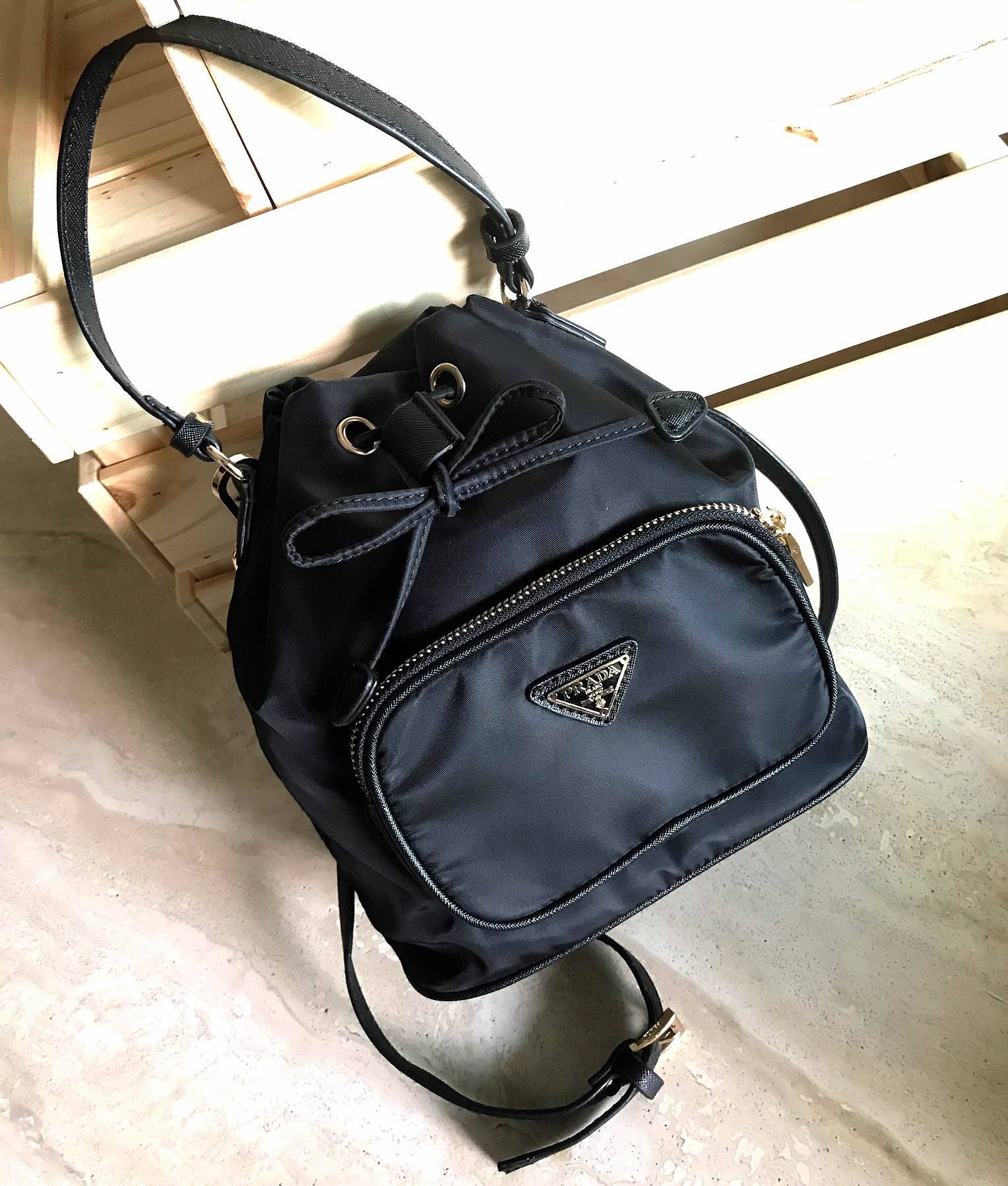 งานมินิน่ารัก🌸🌼 เข้าแล้วคะ งานพรีเมี่ยมกิ้ฟ จากเคาเตอร์ต่างประเทศคะ มาฝาก จากแบรนด์ PRADA **premiumgift ค่า เป็นกระเป๋าผ้า nylon silk **ไซส์มินิ เนื้อหนาซับในอย่างดี จุดเด่นคือ กระเป๋าสามารถ ปรับ ได้ 2 ทรงคือ ผูกเชือกกระเป๋า หรือ ดึงเชือกป