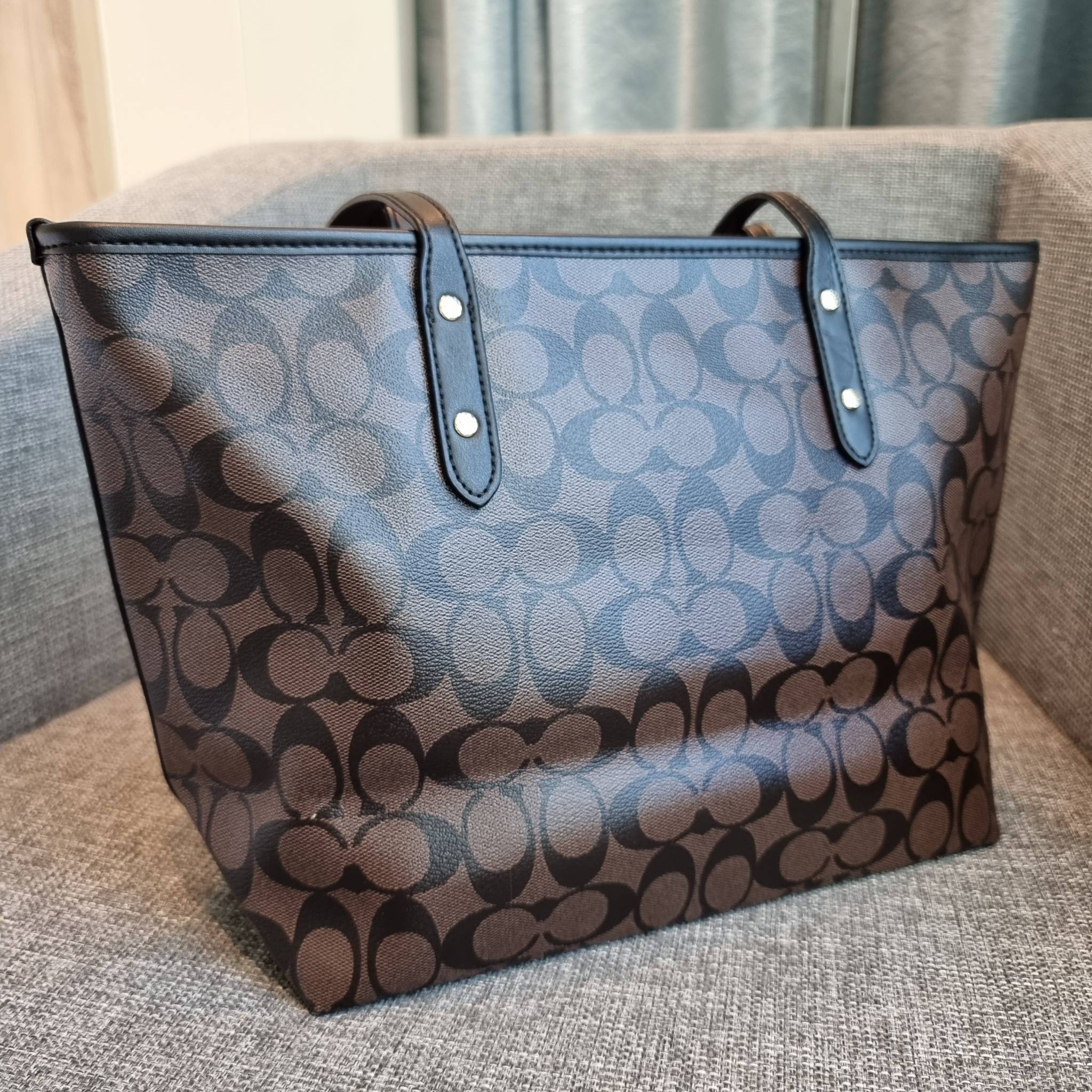OUTLET 】COACH F58292 CITY ZIP TOTE IN SIGNATURE 16" รุ่นขายดี!! ไซส์ใหญ่ สีสวยมาให้แบบจัดเต็ม!! กระเป๋าถือทรงโท้ทใบใหญ่ สวยน่าใช้ทุกสี สะพายคล้องไหล่ได้เก๋ๆ จุของแน่นๆไปเลยจ้า!! วัสดุหนังแคนวาสคุณภาพ ปากกระเป๋าเปิด-ปิดด้วยซิป กันของหล่นได้ ถือไปไหนก็
