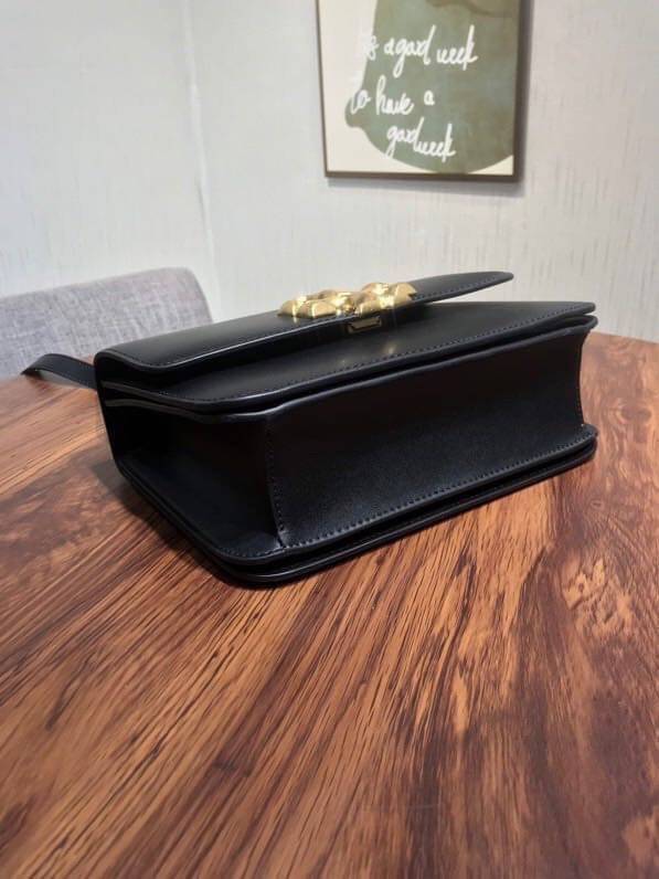 Tory Burch 75003 Eleanor Medium Convertible Shoulder Bag พร้อมส่งที่ไทย อีกรุ่นที่น่าครอบครองมากๆค่ะ กระเป๋าสะพายข้างและทบสายเป็นคล้องไหล่ได้ หนังแท้ชั้นดี ใช้ได้กับทุกๆโอกาส ห้ามพลาด ก่อนหมดนะคะ!!