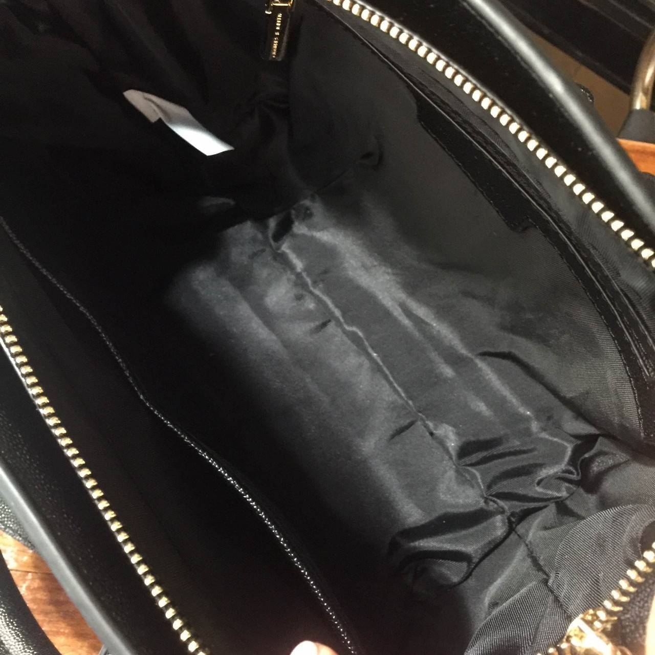 Charles&keith Structured Trapeze Detail Bag สำหรับคอลเลคชั่นใหม่ 2018 เพิ่มสีสวยๆโดนใจให้คุณได้เลือก ตัวกระเป๋าวัสดุหนัง PU อยู่ทรงน่าใช้ ภายในช่องใหญ่จุของได้เยอะม๊วกกก ช่องซิปเล็กด้านใน และช่องเก็บของจุกจิก เปิด-ปิดด้วยซิปรูดลื่นใช้งานคล่องตัว สายสะพายถ