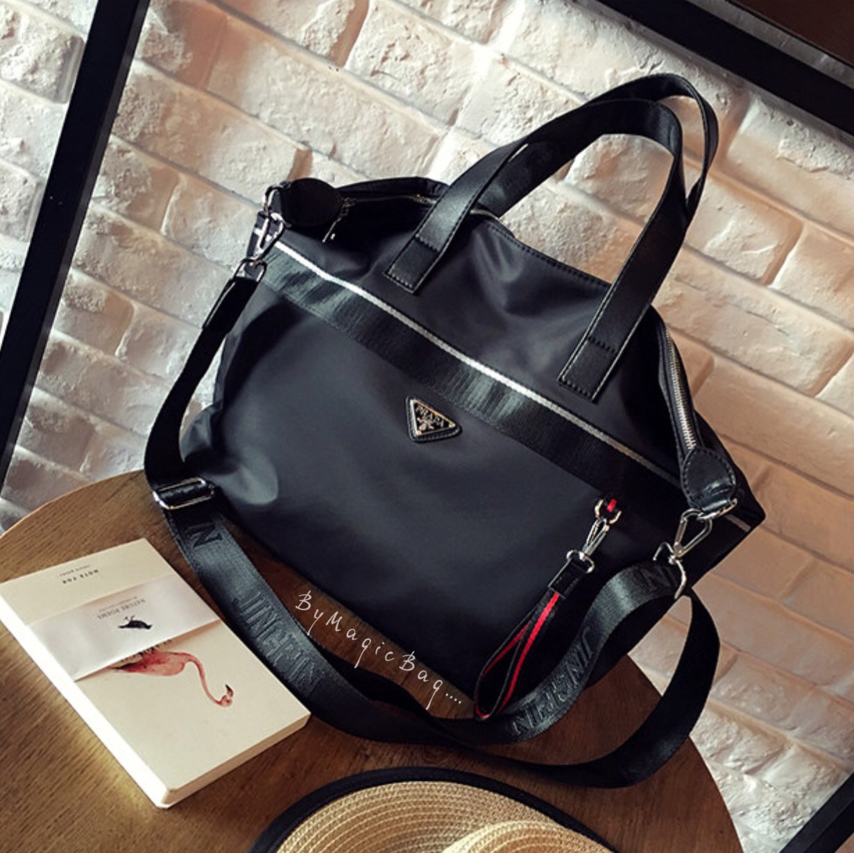 💕Prada💕 ใครกำลังมองหากระเป๋าใบใหญ่ ใส่ของเดินทางไปต่างจังหวัดได้ ขอแนะนำใบนี้เลยค่า เข้ากระแสมาก จุของได้เยอะสุดๆ งานติดโลโก้ ดูแพงมากๆ งานสวยผ้าไนล่อนอย่างหนา ดูมีราคาไม่ไก่กานะคะ สกรีนด้านหน้า อย่างดี สีไม่หลุดลอกง่าย น้ำหนักกระเป๋าเบา ใ