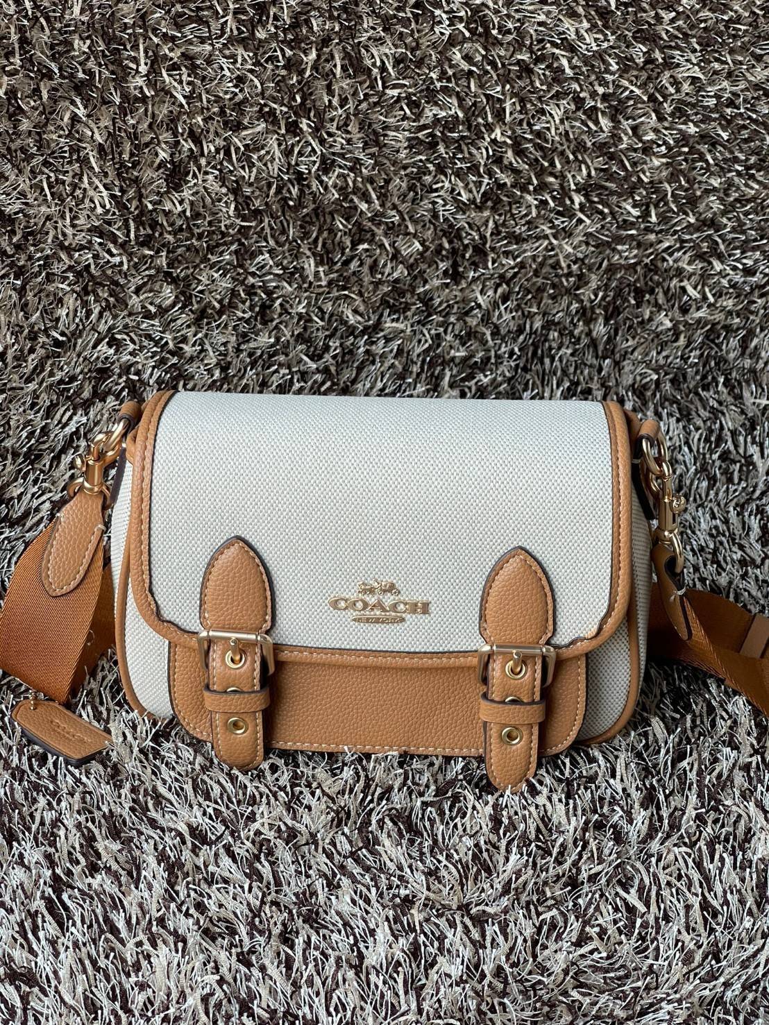 COACH Lucy Crossbody กระเป๋าใบนี้ขนาดกะทัดรัดกำลังดี เพียงพอสำหรับใส่ของจำเป็นที่ต้องการพกติดตัว ที่สำคัญใช้งานง่ายสามารถหยิบของได้สะดวกรวดเร็ว วัสดุผ้าใบเคลือบซิกเนเจอร์และหนังกรวดละเอียด ด้านในมีซิปและกระเป๋าอเนกประสงค์ ปิดสแน็ปอิน กระเป๋าแบบเปิดด้านนอก